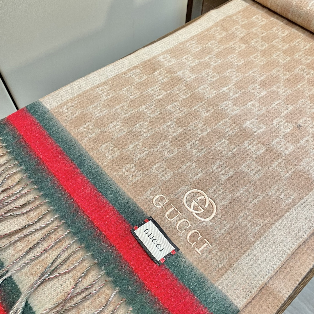 Gucci非常正的围巾~面料大爱，软糯手感，非常柔软细腻舒服‼️经典招牌GG字母元素❤️大气简约，超级好