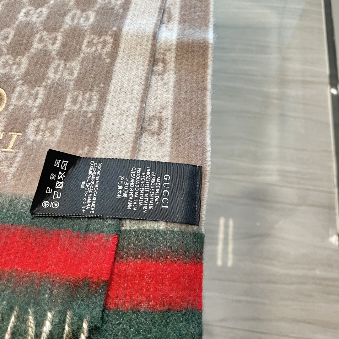 Gucci非常正的围巾~面料大爱，软糯手感，非常柔软细腻舒服‼️经典招牌GG字母元素❤️大气简约，超级好