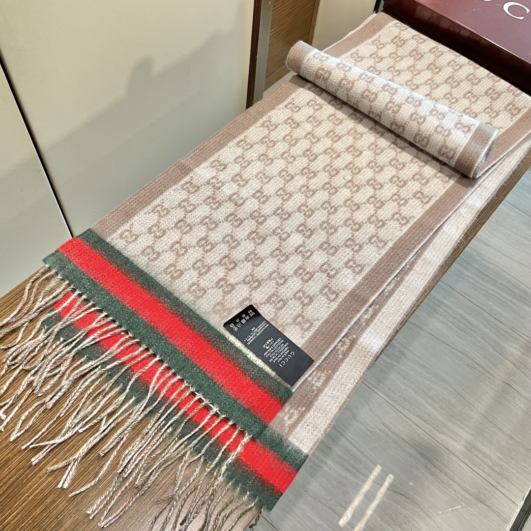 Gucci非常正的围巾~面料大爱，软糯手感，非常柔软细腻舒服‼️经典招牌GG字母元素❤️大气简约，超级好