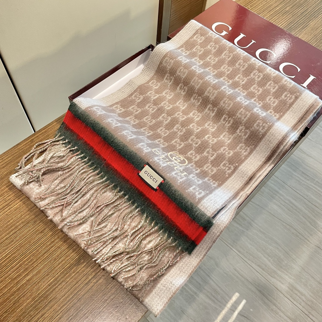 Gucci非常正的围巾~面料大爱，软糯手感，非常柔软细腻舒服‼️经典招牌GG字母元素❤️大气简约，超级好