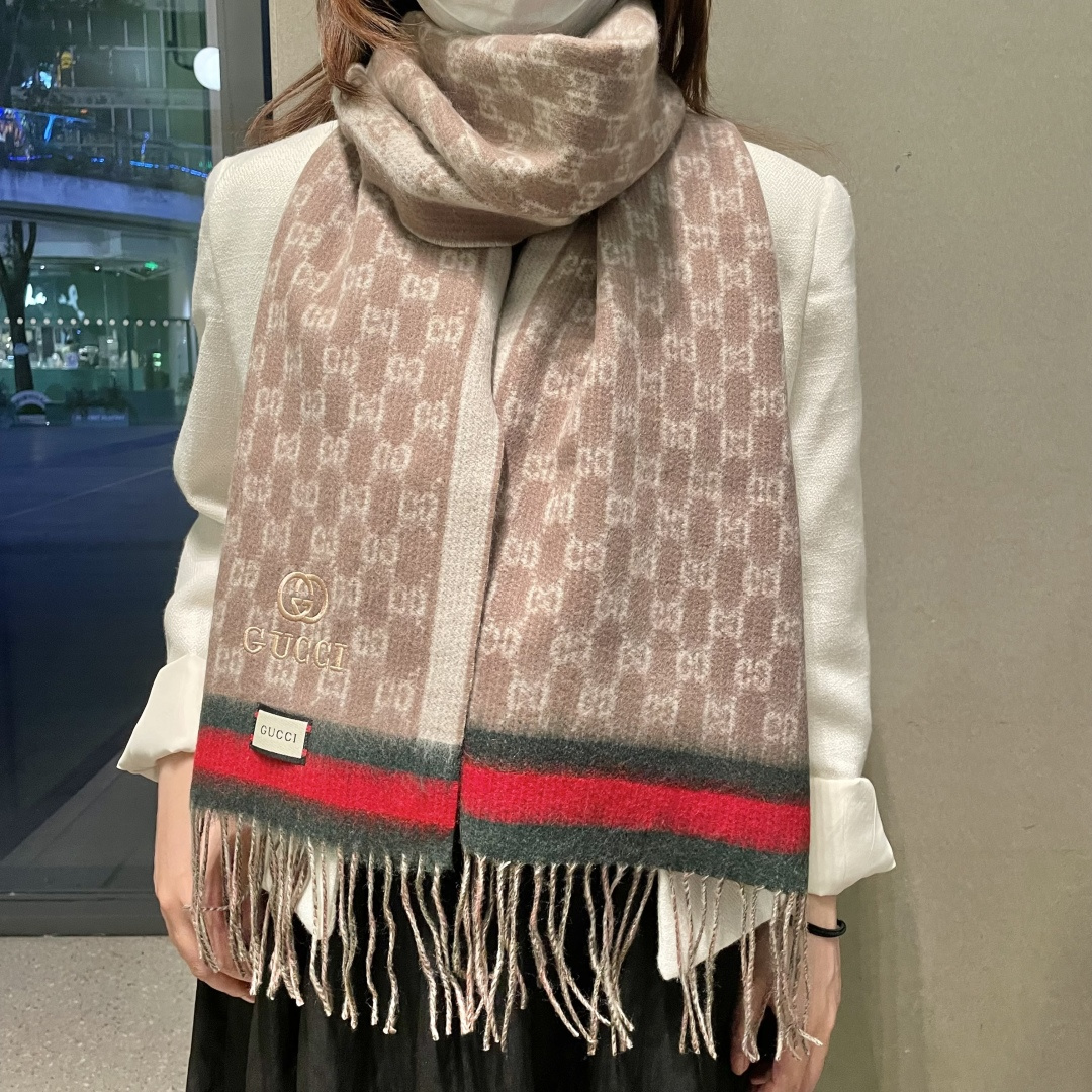 Gucci非常正的围巾~面料大爱，软糯手感，非常柔软细腻舒服‼️经典招牌GG字母元素❤️大气简约，超级好
