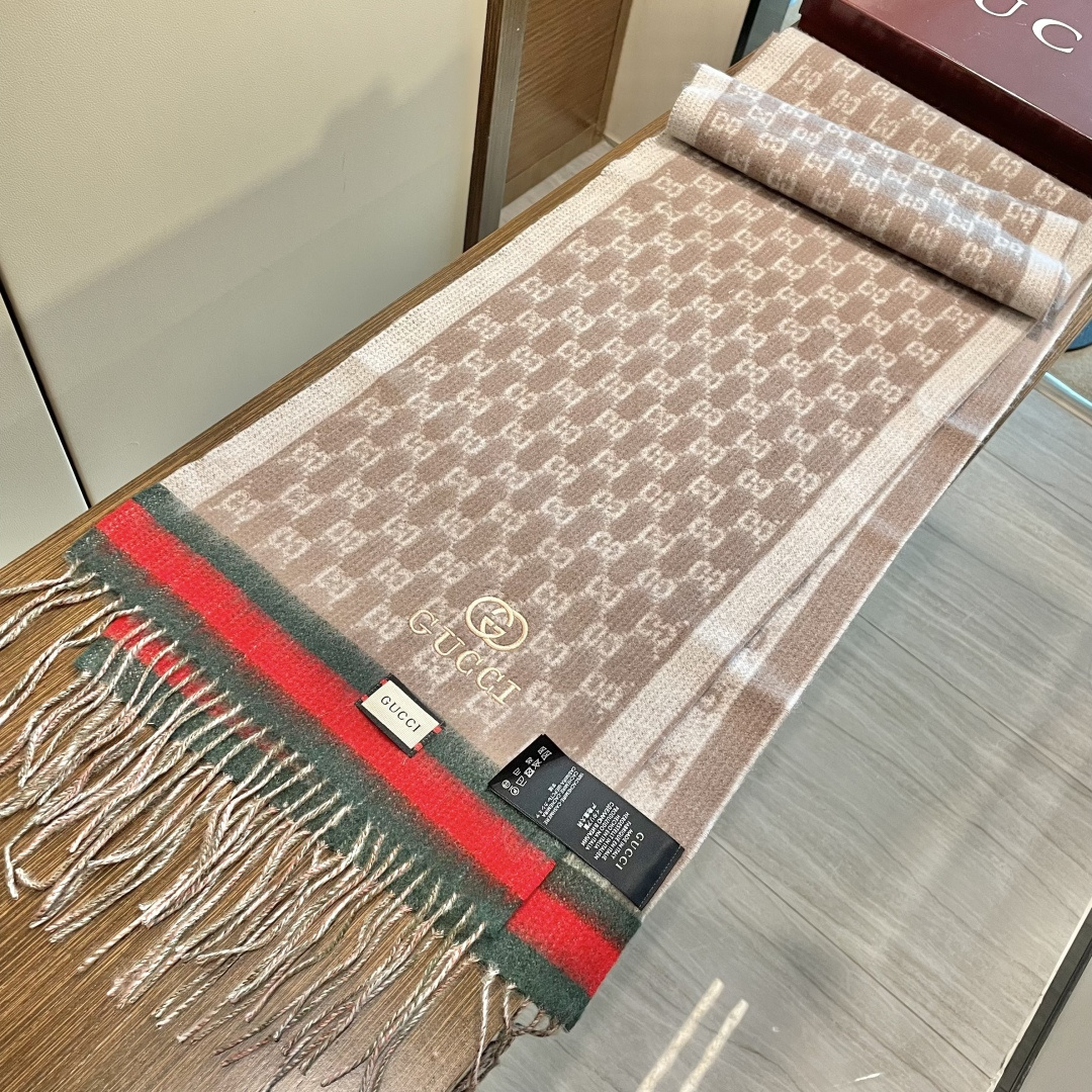 Gucci非常正的围巾~面料大爱，软糯手感，非常柔软细腻舒服‼️经典招牌GG字母元素❤️大气简约，超级好