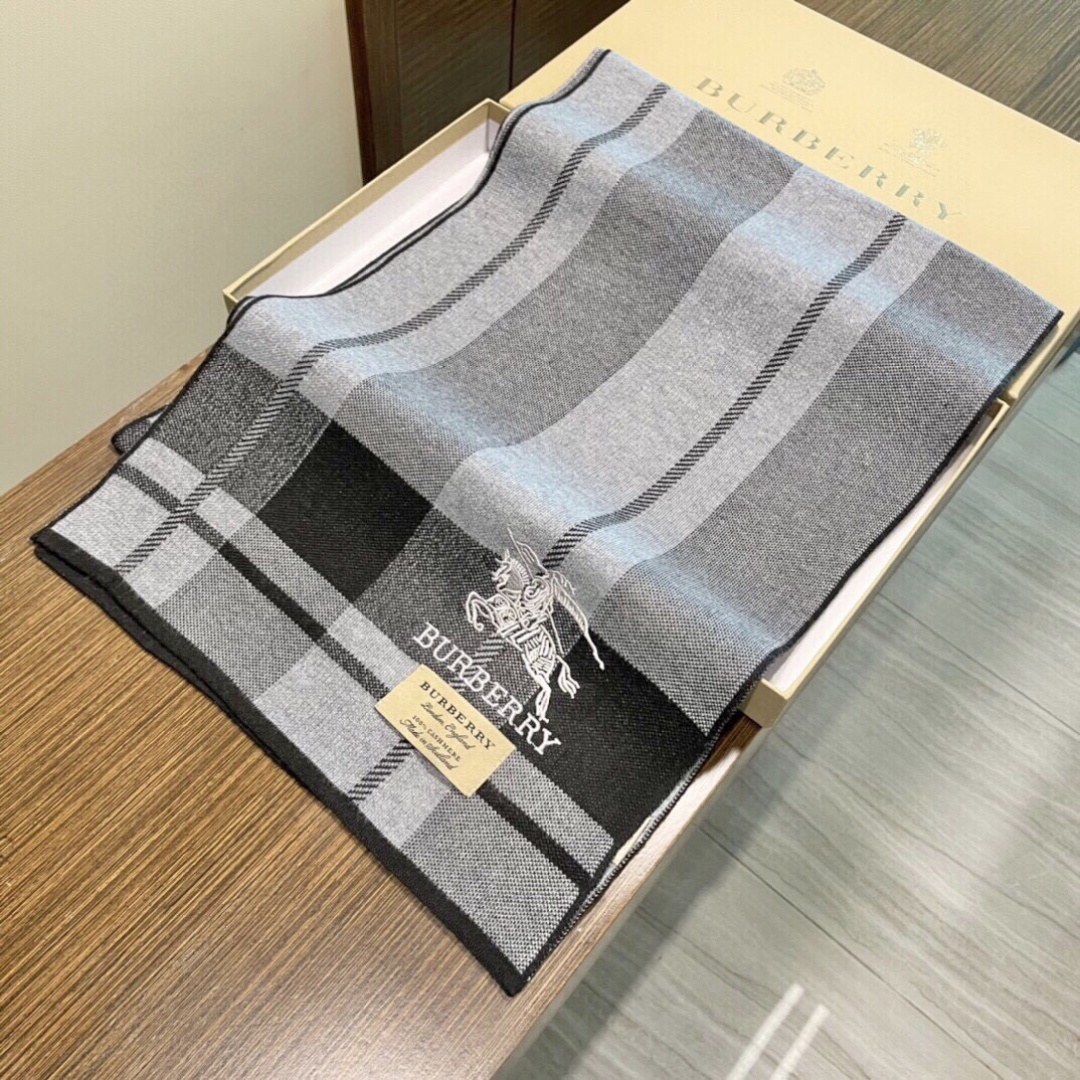 同步专柜，高端羊绒针织围巾！】可正式，可随意，非常Classical的男款设计。这款织法比较难，又很费纱