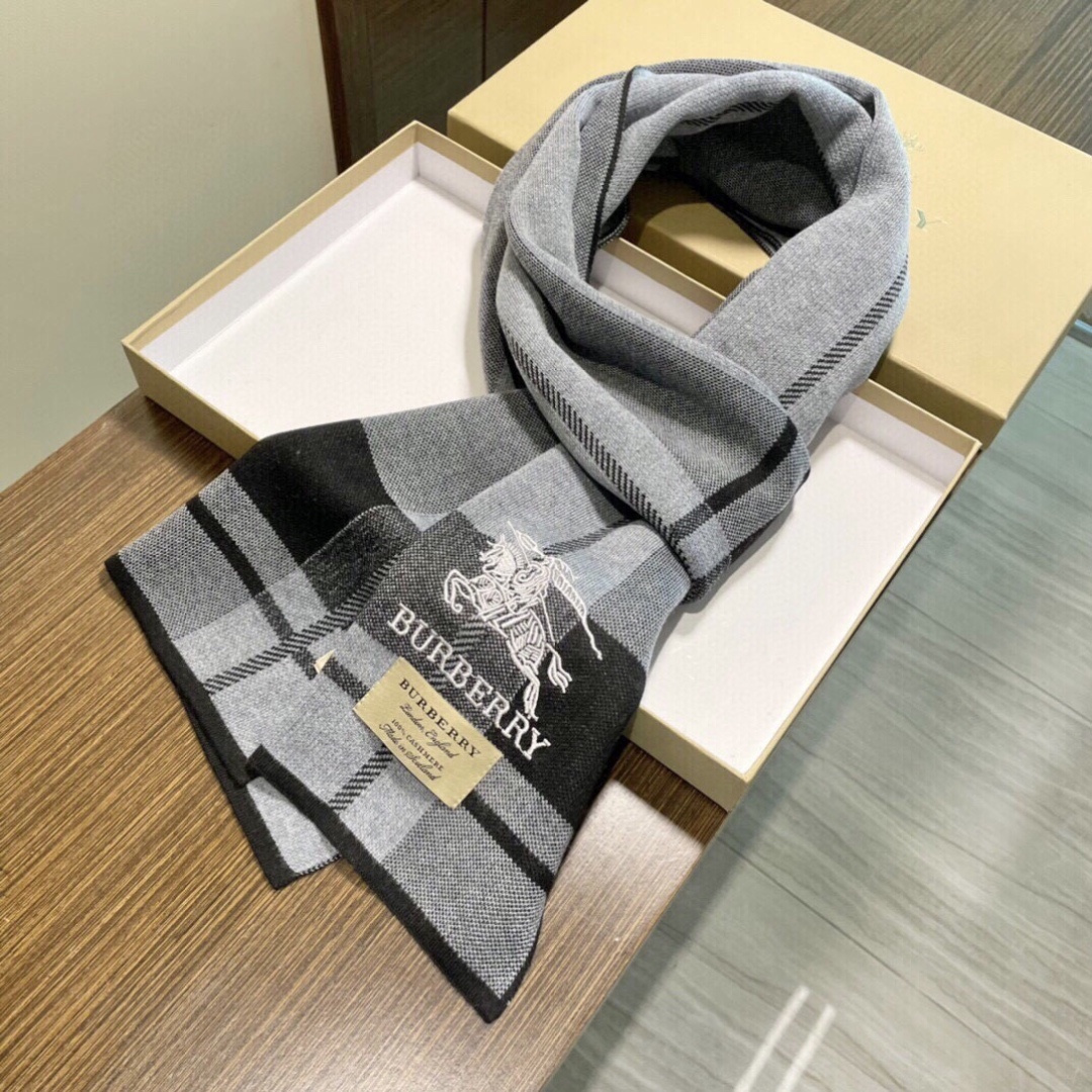 同步专柜，高端羊绒针织围巾！】可正式，可随意，非常Classical的男款设计。这款织法比较难，又很费纱