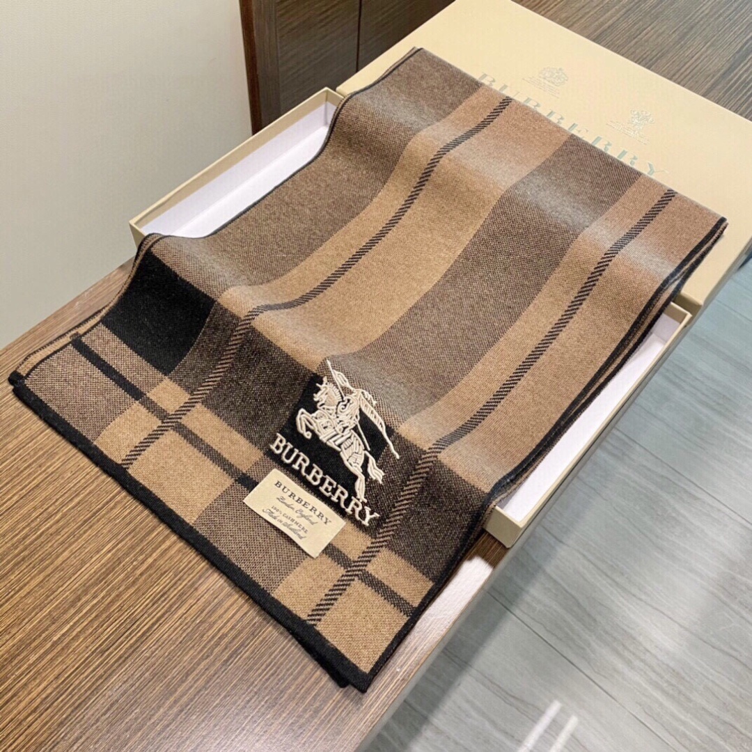 同步专柜，高端羊绒针织围巾！】可正式，可随意，非常Classical的男款设计。这款织法比较难，又很费纱