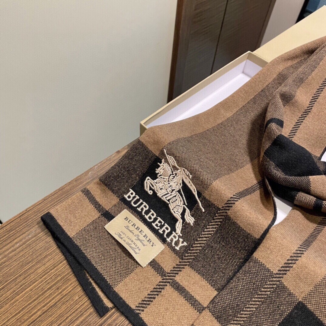 同步专柜，高端羊绒针织围巾！】可正式，可随意，非常Classical的男款设计。这款织法比较难，又很费纱