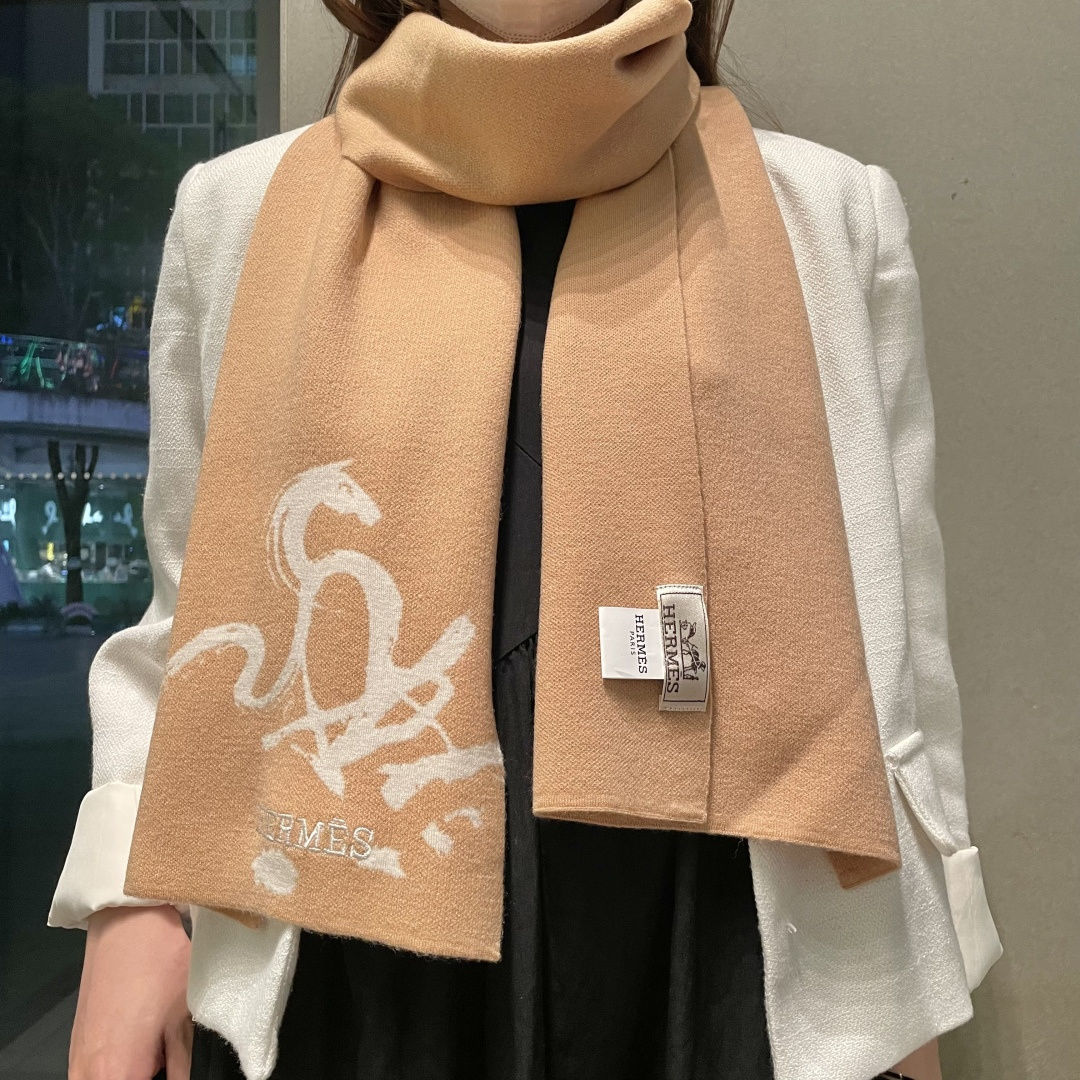 爱马仕百分百纯羊绒长巾👏💙顶级原单正品旷世绝美，顶级高端货👼【绝对值得珍藏👍】专柜限量哦‼️有钱都很难订