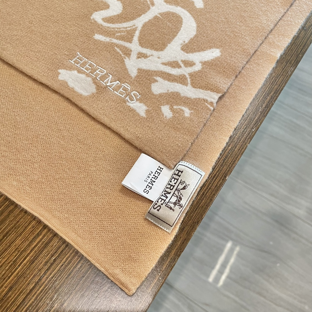 爱马仕百分百纯羊绒长巾👏💙顶级原单正品旷世绝美，顶级高端货👼【绝对值得珍藏👍】专柜限量哦‼️有钱都很难订