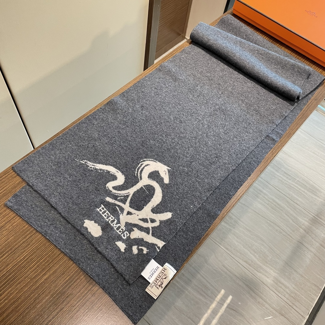 爱马仕百分百纯羊绒长巾👏💙顶级原单正品旷世绝美，顶级高端货👼【绝对值得珍藏👍】专柜限量哦‼️有钱都很难订