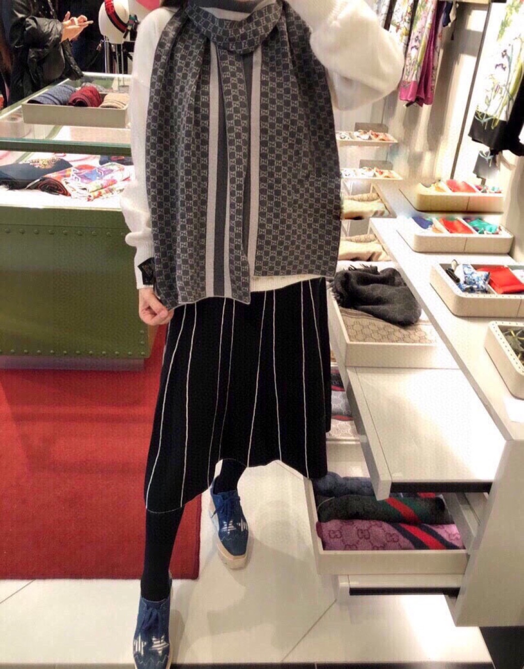 💰298 专柜最新款💨古奇火爆来袭💥🎊顶级色织工艺🔥此工艺只有大牌纯正代工厂才有的工艺‼️100%顶级针织加羊绒👐围巾♨️高尖端产物⚠️🔥时尚大牌颜色超正💟👍超级柔软保暖亲肤，简单的素色非常大气‼️..💎💟真的是臻品罕见.32*180cm尺寸长巾💟绝对是手慢无的高端精品‼️戴着它可以放心的去各大专柜遛弯哦