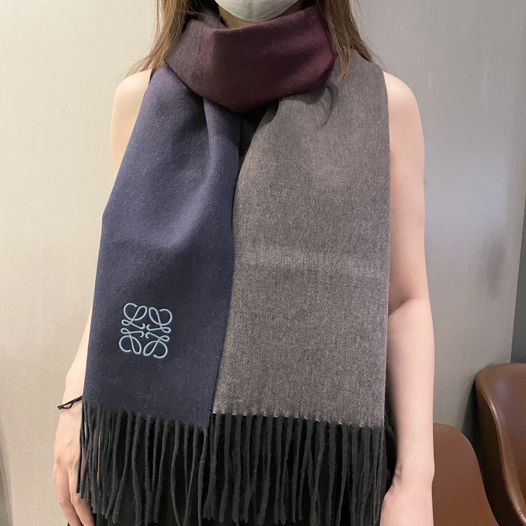 P125 Loewe罗意威今年最新的订单(讲真，送人自用百分推荐)Svip推荐(自留.品质绝对放心).真心觉得可以多入几色太好搭配，立体刺绣美的让人如此心动，非常的优雅‼️大货一个半月前刚走的货，好货立马跟大家分享 介绍下产品 .大家都知道之前一直做羊绒版本，但由于今年原料太贵，特意做了一批性价比超高的羔绒版本！🐏手感非常软糯❤️100%羔羊绒  手感也是非常软糯 关键是性价比太高了😊😊品质极好极好的👍手感非常柔软  奢华有质感！这款围巾质地柔软而温暖，经典而永不过时。❗️好东西价格也十分可爱~.拍照没有实物美.细腻柔软上身效果都好到爆.这样的福利价格才叫牛X福利.  35*190cm