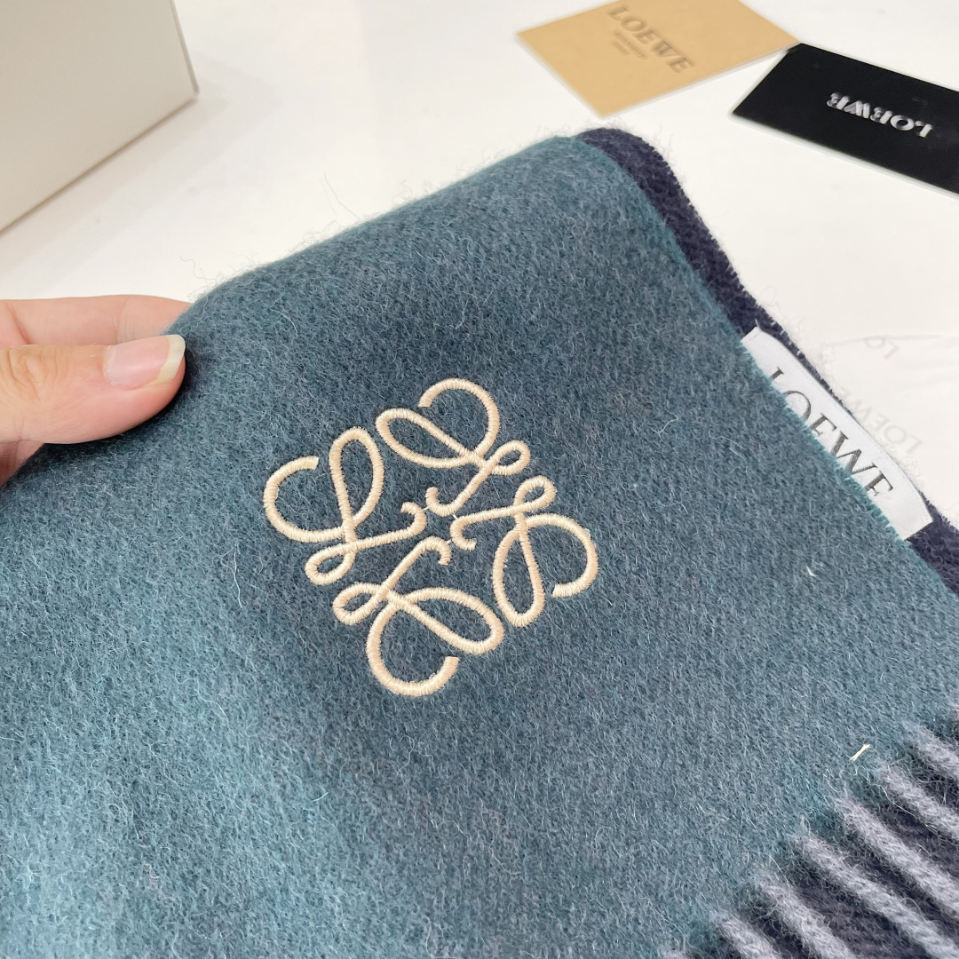 P125 Loewe罗意威今年最新的订单(讲真,送人自用百分推荐)Svip推荐(自留.品质绝对放心).真心觉得可以多入几色太好搭配,立体刺绣美的让人如此心动,非常的优雅‼️大货一个半月前刚走的货,好货立马跟大家分享 介绍下产品 .大家都知道之前一直做羊绒版本,但由于今年原料太贵,特意做了一批性价比超高的羔绒版本!🐏手感非常软糯❤️100%羔羊绒 手感也是非常软糯 关键是性价比太高了😊😊品质极好极好的👍手感非常柔软 奢华有质感!这款围巾质地柔软而温暖,经典而永不过时。❗️好东西价格也十分可爱~.拍照没有实物美.细腻柔软上身效果都好到爆.这样的福利价格才叫牛X福利. 35*190cm