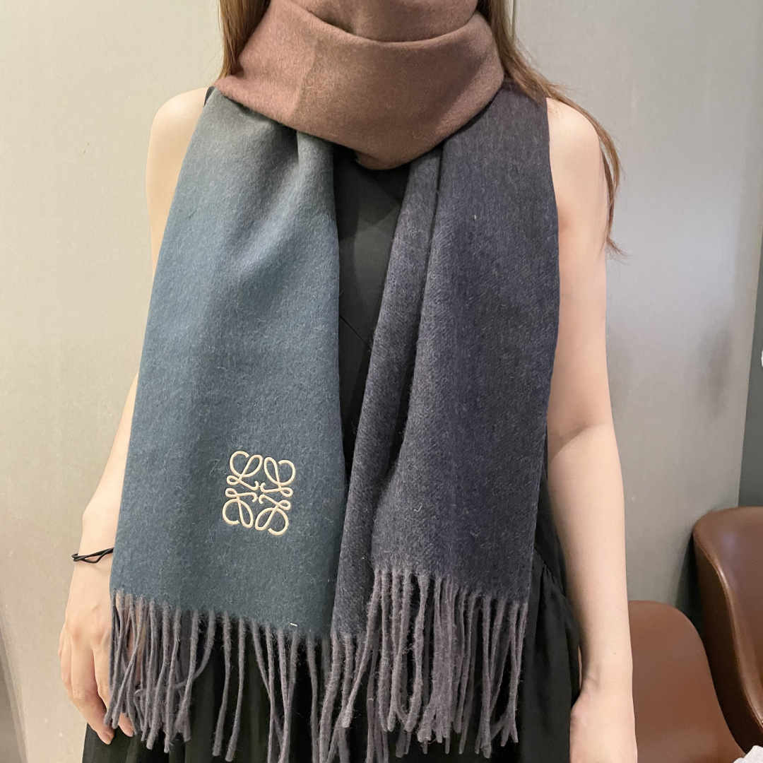 P125 Loewe罗意威今年最新的订单(讲真，送人自用百分推荐)Svip推荐(自留.品质绝对放心).真心觉得可以多入几色太好搭配，立体刺绣美的让人如此心动，非常的优雅‼️大货一个半月前刚走的货，好货立马跟大家分享 介绍下产品 .大家都知道之前一直做羊绒版本，但由于今年原料太贵，特意做了一批性价比超高的羔绒版本！🐏手感非常软糯❤️100%羔羊绒  手感也是非常软糯 关键是性价比太高了😊😊品质极好极好的👍手感非常柔软  奢华有质感！这款围巾质地柔软而温暖，经典而永不过时。❗️好东西价格也十分可爱~.拍照没有实物美.细腻柔软上身效果都好到爆.这样的福利价格才叫牛X福利.  35*190cm