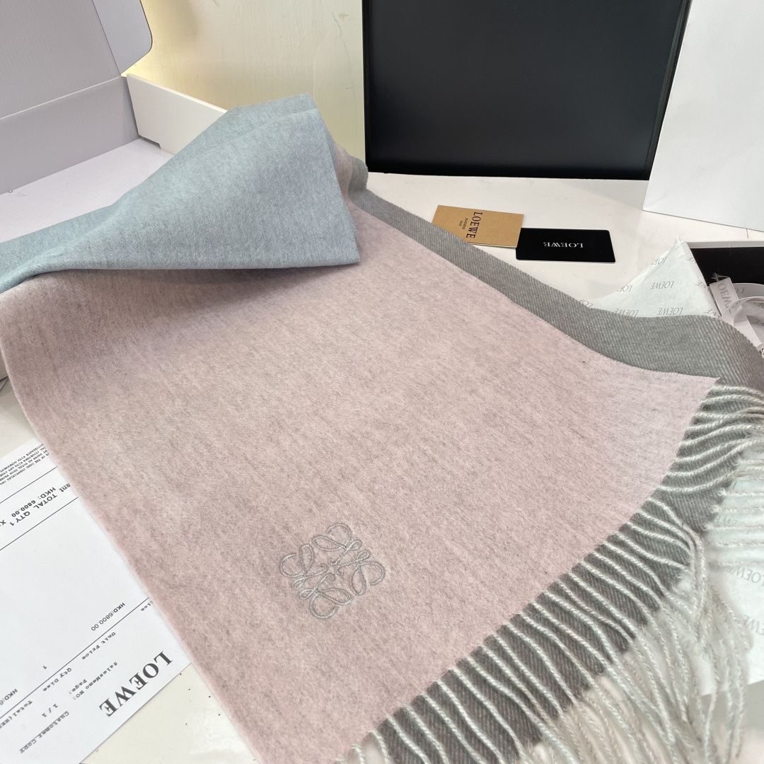 P125 Loewe罗意威今年最新的订单(讲真,送人自用百分推荐)Svip推荐(自留.品质绝对放心).真心觉得可以多入几色太好搭配,立体刺绣美的让人如此心动,非常的优雅‼️大货一个半月前刚走的货,好货立马跟大家分享 介绍下产品 .大家都知道之前一直做羊绒版本,但由于今年原料太贵,特意做了一批性价比超高的羔绒版本!🐏手感非常软糯❤️100%羔羊绒 手感也是非常软糯 关键是性价比太高了😊😊品质极好极好的👍手感非常柔软 奢华有质感!这款围巾质地柔软而温暖,经典而永不过时。❗️好东西价格也十分可爱~.拍照没有实物美.细腻柔软上身效果都好到爆.这样的福利价格才叫牛X福利. 35*190cm