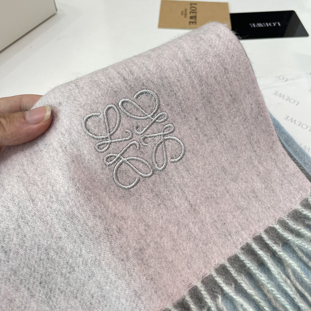 P125 Loewe罗意威今年最新的订单(讲真,送人自用百分推荐)Svip推荐(自留.品质绝对放心).真心觉得可以多入几色太好搭配,立体刺绣美的让人如此心动,非常的优雅‼️大货一个半月前刚走的货,好货立马跟大家分享 介绍下产品 .大家都知道之前一直做羊绒版本,但由于今年原料太贵,特意做了一批性价比超高的羔绒版本!🐏手感非常软糯❤️100%羔羊绒 手感也是非常软糯 关键是性价比太高了😊😊品质极好极好的👍手感非常柔软 奢华有质感!这款围巾质地柔软而温暖,经典而永不过时。❗️好东西价格也十分可爱~.拍照没有实物美.细腻柔软上身效果都好到爆.这样的福利价格才叫牛X福利. 35*190cm