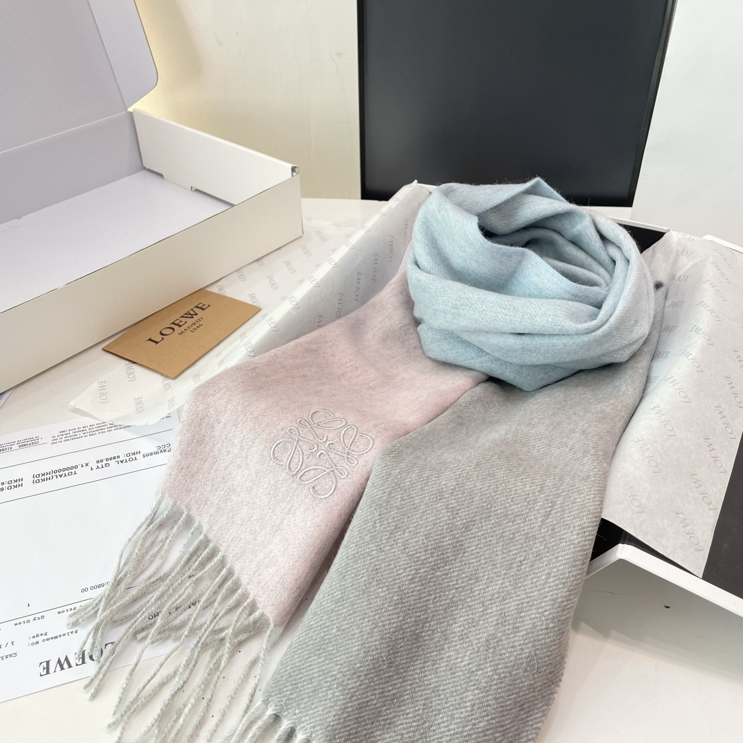 P125 Loewe罗意威今年最新的订单(讲真,送人自用百分推荐)Svip推荐(自留.品质绝对放心).真心觉得可以多入几色太好搭配,立体刺绣美的让人如此心动,非常的优雅‼️大货一个半月前刚走的货,好货立马跟大家分享 介绍下产品 .大家都知道之前一直做羊绒版本,但由于今年原料太贵,特意做了一批性价比超高的羔绒版本!🐏手感非常软糯❤️100%羔羊绒 手感也是非常软糯 关键是性价比太高了😊😊品质极好极好的👍手感非常柔软 奢华有质感!这款围巾质地柔软而温暖,经典而永不过时。❗️好东西价格也十分可爱~.拍照没有实物美.细腻柔软上身效果都好到爆.这样的福利价格才叫牛X福利. 35*190cm