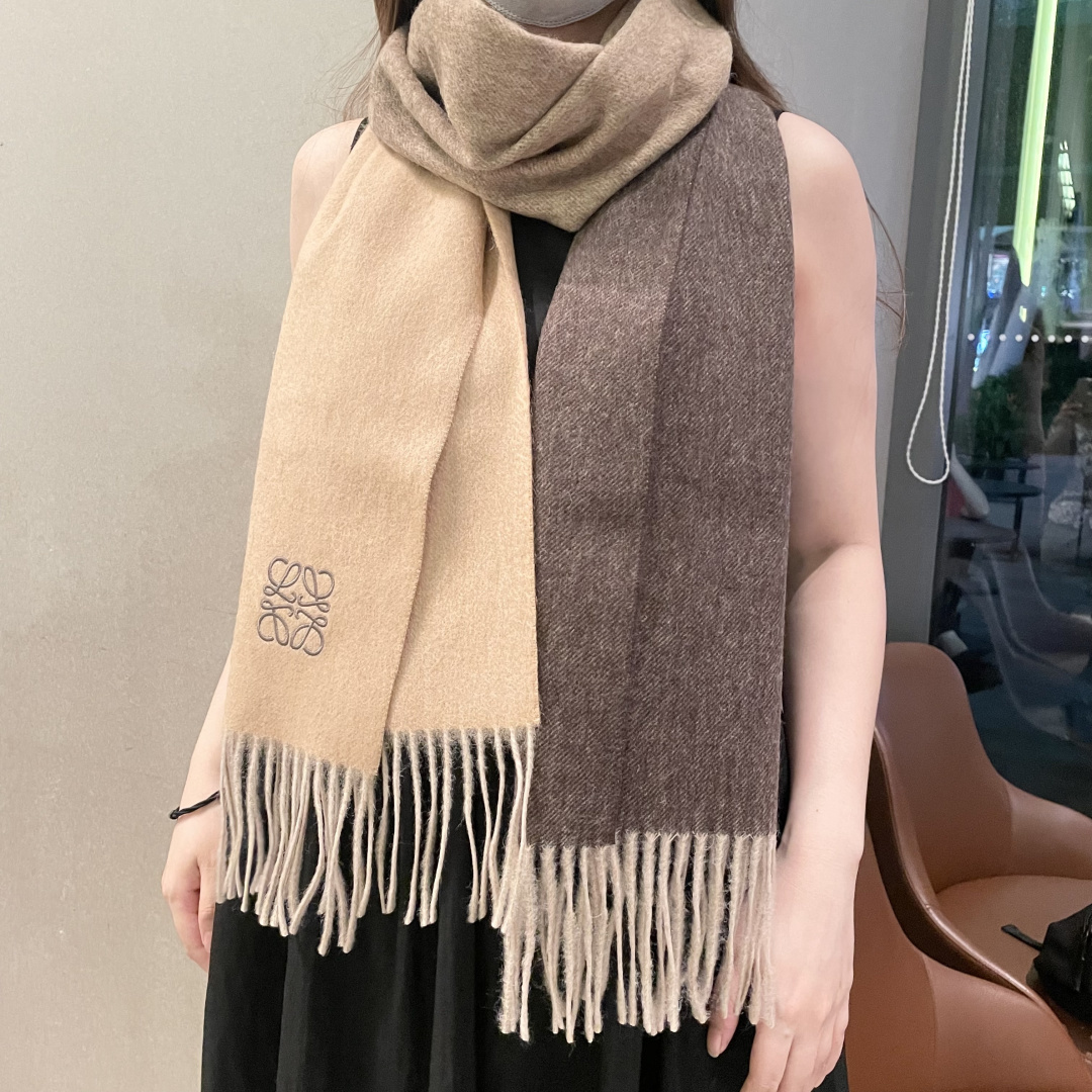 P125 Loewe罗意威今年最新的订单(讲真，送人自用百分推荐)Svip推荐(自留.品质绝对放心).真心觉得可以多入几色太好搭配，立体刺绣美的让人如此心动，非常的优雅‼️大货一个半月前刚走的货，好货立马跟大家分享 介绍下产品 .大家都知道之前一直做羊绒版本，但由于今年原料太贵，特意做了一批性价比超高的羔绒版本！🐏手感非常软糯❤️100%羔羊绒  手感也是非常软糯 关键是性价比太高了😊😊品质极好极好的👍手感非常柔软  奢华有质感！这款围巾质地柔软而温暖，经典而永不过时。❗️好东西价格也十分可爱~.拍照没有实物美.细腻柔软上身效果都好到爆.这样的福利价格才叫牛X福利.  35*190cm