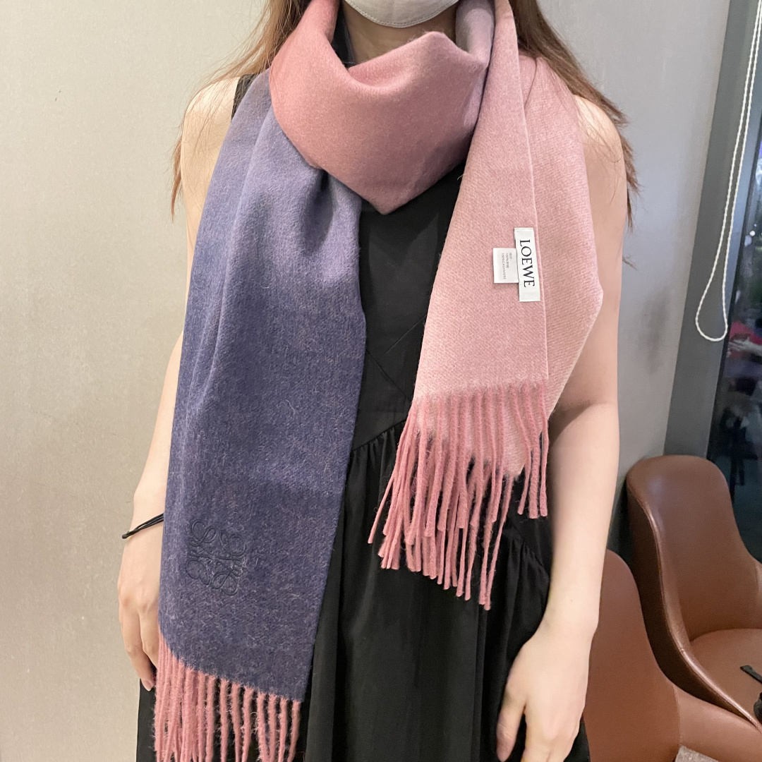 P125 Loewe罗意威今年最新的订单(讲真，送人自用百分推荐)Svip推荐(自留.品质绝对放心).真心觉得可以多入几色太好搭配，立体刺绣美的让人如此心动，非常的优雅‼️大货一个半月前刚走的货，好货立马跟大家分享 介绍下产品 .大家都知道之前一直做羊绒版本，但由于今年原料太贵，特意做了一批性价比超高的羔绒版本！🐏手感非常软糯❤️100%羔羊绒  手感也是非常软糯 关键是性价比太高了😊😊品质极好极好的👍手感非常柔软  奢华有质感！这款围巾质地柔软而温暖，经典而永不过时。❗️好东西价格也十分可爱~.拍照没有实物美.细腻柔软上身效果都好到爆.这样的福利价格才叫牛X福利.  35*190cm