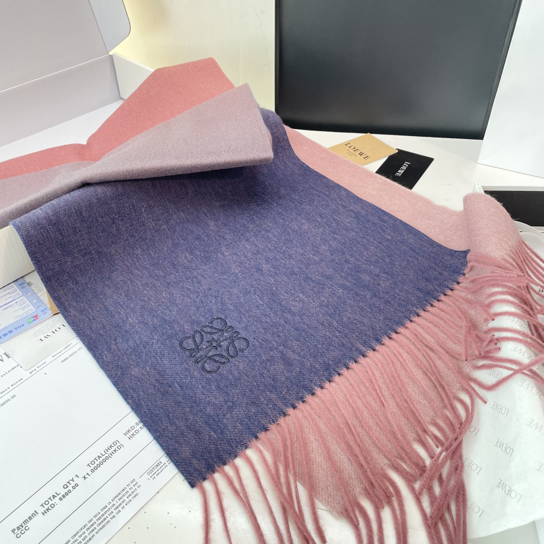 P125 Loewe罗意威今年最新的订单(讲真,送人自用百分推荐)Svip推荐(自留.品质绝对放心).真心觉得可以多入几色太好搭配,立体刺绣美的让人如此心动,非常的优雅‼️大货一个半月前刚走的货,好货立马跟大家分享 介绍下产品 .大家都知道之前一直做羊绒版本,但由于今年原料太贵,特意做了一批性价比超高的羔绒版本!🐏手感非常软糯❤️100%羔羊绒 手感也是非常软糯 关键是性价比太高了😊😊品质极好极好的👍手感非常柔软 奢华有质感!这款围巾质地柔软而温暖,经典而永不过时。❗️好东西价格也十分可爱~.拍照没有实物美.细腻柔软上身效果都好到爆.这样的福利价格才叫牛X福利. 35*190cm