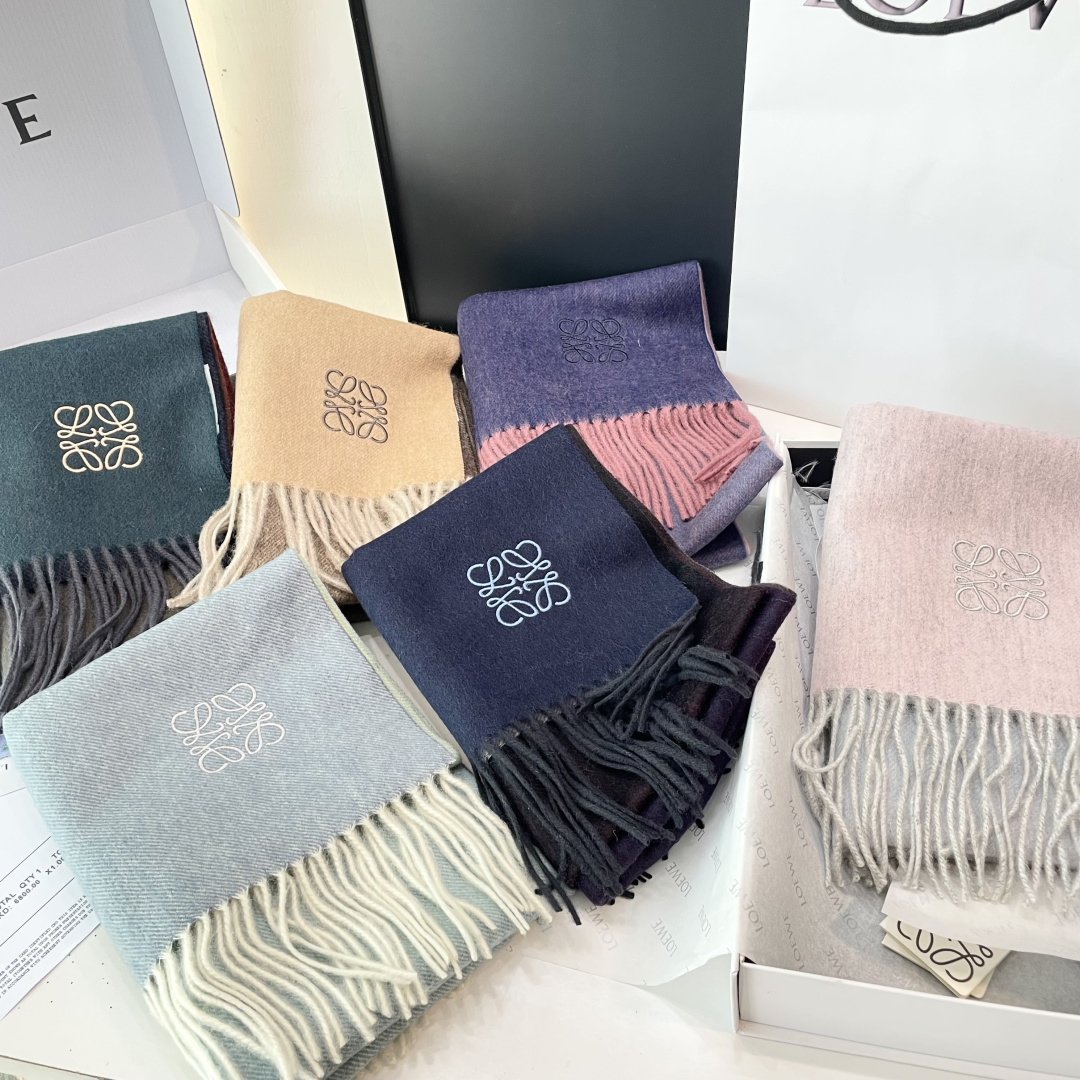 P125 Loewe罗意威今年最新的订单(讲真,送人自用百分推荐)Svip推荐(自留.品质绝对放心).真心觉得可以多入几色太好搭配,立体刺绣美的让人如此心动,非常的优雅‼️大货一个半月前刚走的货,好货立马跟大家分享 介绍下产品 .大家都知道之前一直做羊绒版本,但由于今年原料太贵,特意做了一批性价比超高的羔绒版本!🐏手感非常软糯❤️100%羔羊绒 手感也是非常软糯 关键是性价比太高了😊😊品质极好极好的👍手感非常柔软 奢华有质感!这款围巾质地柔软而温暖,经典而永不过时。❗️好东西价格也十分可爱~.拍照没有实物美.细腻柔软上身效果都好到爆.这样的福利价格才叫牛X福利. 35*190cm