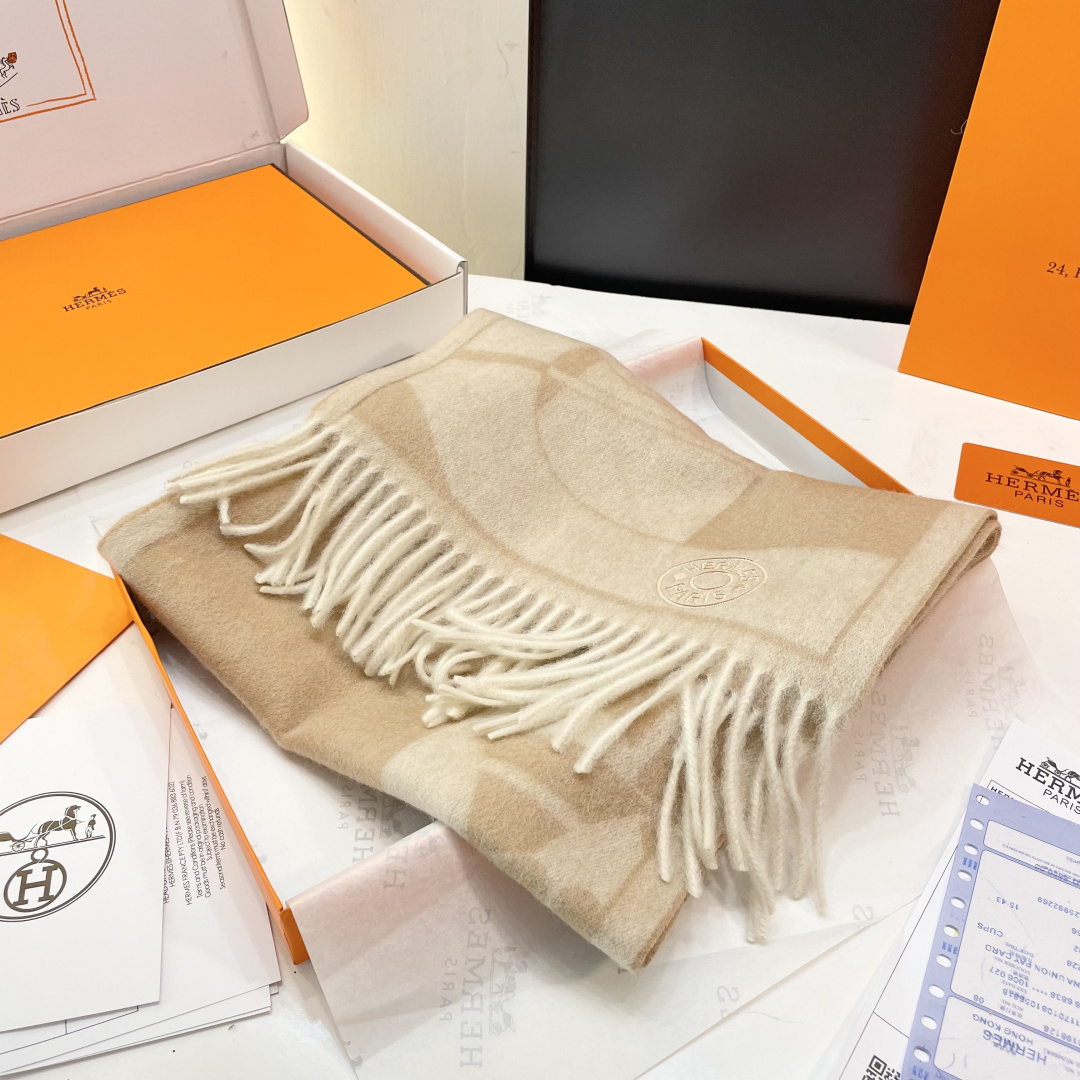 P155 官网同款水波纹水羊绒 爱马仕❗👫同款围巾且买且珍惜羊绒款😍~都是出口订单所以比较难遇❤东西讲究少而精😍好看的一定要收😎这款H家围巾,款式很有男女性魅力😎非常Classical的设计,经典大方‼面料采用的是客供的羊绒💕细腻柔软度都非常的好,非常漂亮。上身效果无敌好看‼大气简约,超级好看的配色,任何男生女生都会喜欢的款吧💕小小Logo非常精致的点缀❗有质感不张扬~尾单余一丢丢福利大家~规格35*200cm❗搭配正装或者搭配休闲装都很合适~对折挂围或者绕圈围都完全可以,绅士有型~有温度的风度