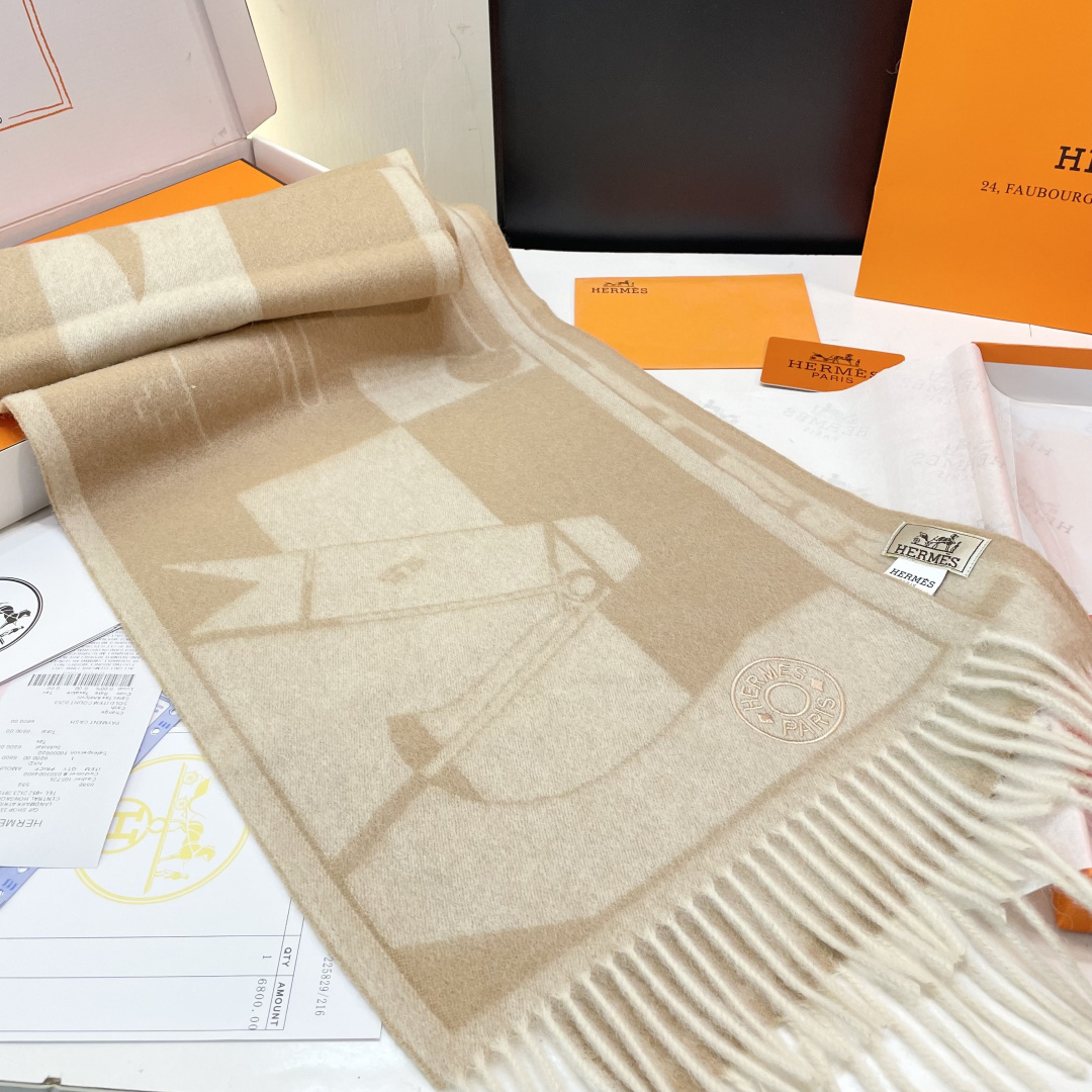 P155 官网同款水波纹水羊绒 爱马仕❗👫同款围巾且买且珍惜羊绒款😍~都是出口订单所以比较难遇❤东西讲究少而精😍好看的一定要收😎这款H家围巾,款式很有男女性魅力😎非常Classical的设计,经典大方‼面料采用的是客供的羊绒💕细腻柔软度都非常的好,非常漂亮。上身效果无敌好看‼大气简约,超级好看的配色,任何男生女生都会喜欢的款吧💕小小Logo非常精致的点缀❗有质感不张扬~尾单余一丢丢福利大家~规格35*200cm❗搭配正装或者搭配休闲装都很合适~对折挂围或者绕圈围都完全可以,绅士有型~有温度的风度