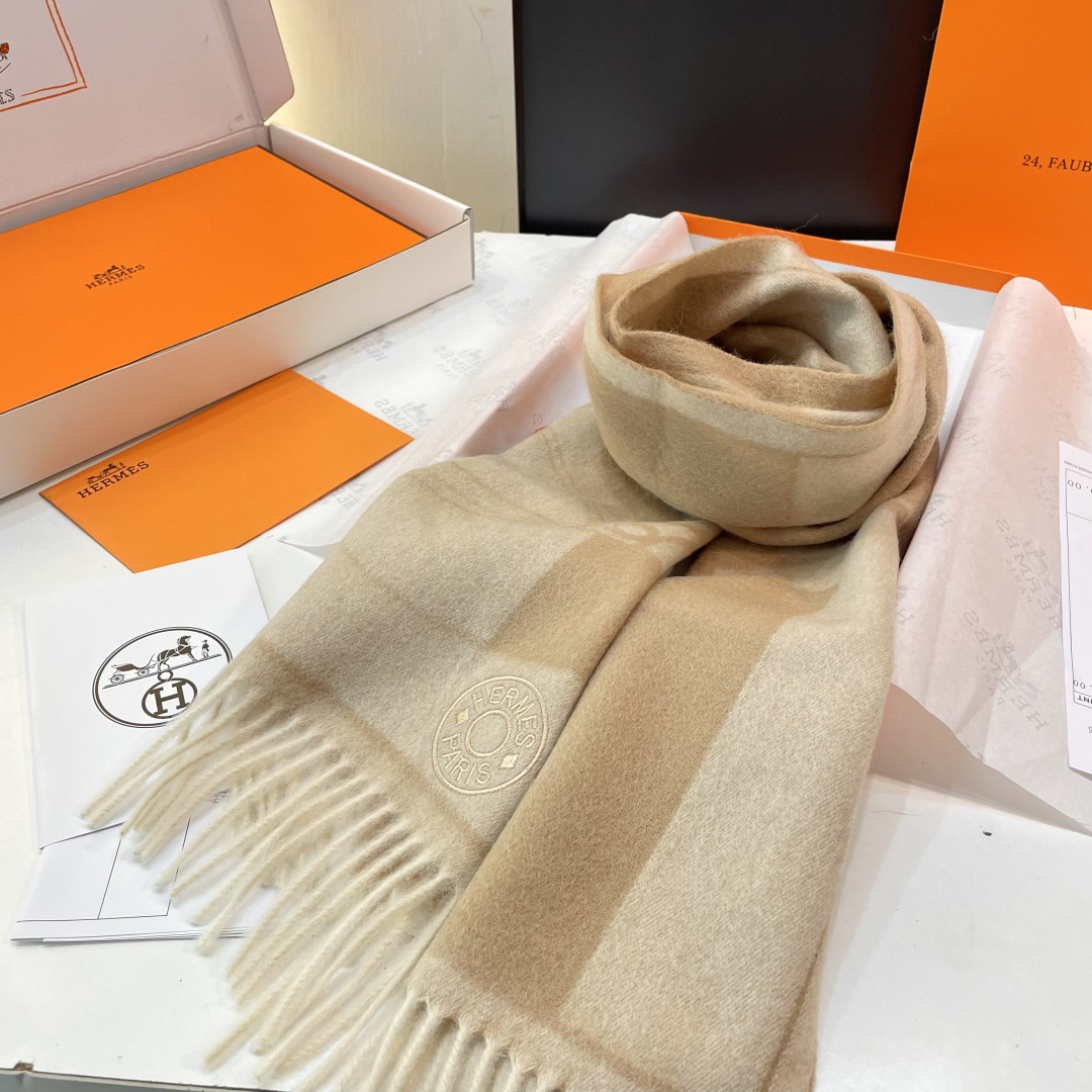 P155 官网同款水波纹水羊绒 爱马仕❗👫同款围巾且买且珍惜羊绒款😍~都是出口订单所以比较难遇❤东西讲究少而精😍好看的一定要收😎这款H家围巾,款式很有男女性魅力😎非常Classical的设计,经典大方‼面料采用的是客供的羊绒💕细腻柔软度都非常的好,非常漂亮。上身效果无敌好看‼大气简约,超级好看的配色,任何男生女生都会喜欢的款吧💕小小Logo非常精致的点缀❗有质感不张扬~尾单余一丢丢福利大家~规格35*200cm❗搭配正装或者搭配休闲装都很合适~对折挂围或者绕圈围都完全可以,绅士有型~有温度的风度