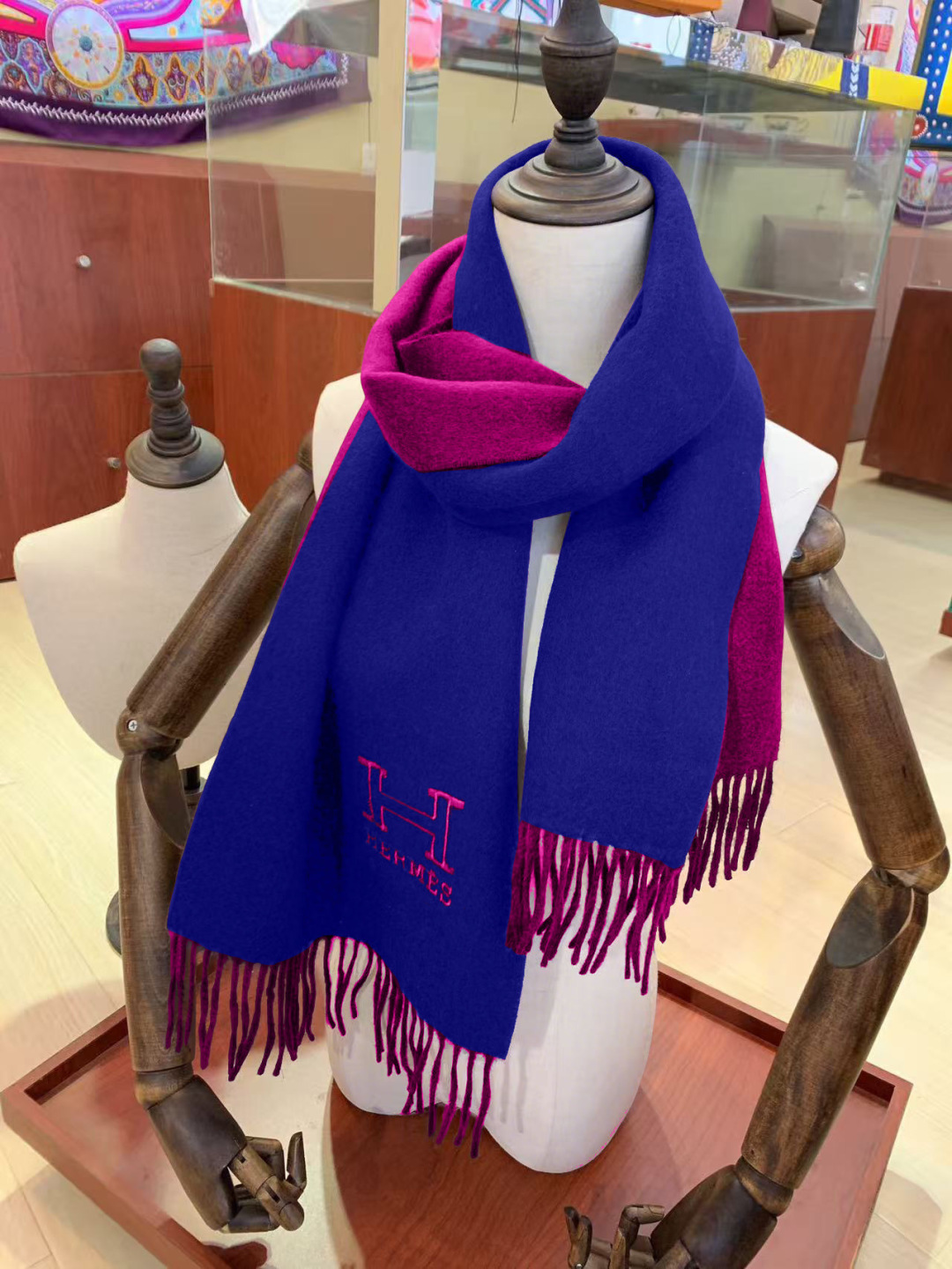 P165 Hermes最新男女士双色纯羊绒围巾👍我们的情侣围巾且买且珍惜~~男款真的很少,一年也就出几款,都是出口订单所以比较难遇,经典大方‼️面料采用的是双色羊绒工艺,非常厚实,看图都能感受到大绵羊的温暖。细腻柔软度都非常的好,有轻微的水波纹,非常漂亮。上身效果无敌好看‼️大气简约,超级好看的男神配色,任何男生都会喜欢的款吧,小小Logo非常精致的点缀,有质感不张扬~尾单余一丢丢福利大家~‼️羊绒,规格30*200cm❗搭配正装或者搭配休闲装都很合适~对折挂围或者绕圈围都完全可以,绅士有型~有温度的风度‼️两个色