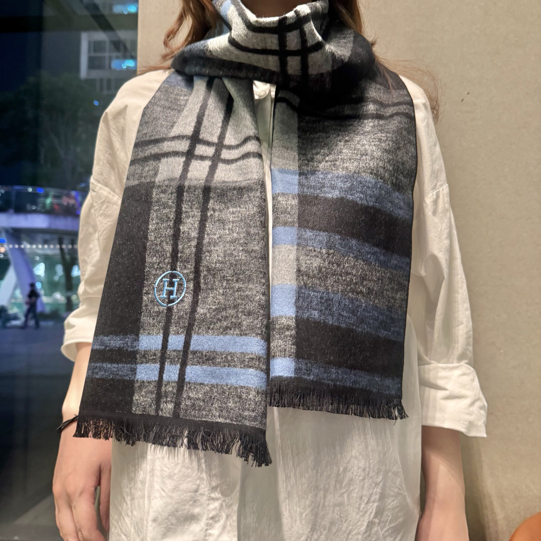 P165 爱马仕围巾新款到货！海外原单，专柜原版，👏🎀️精美 今年超流行的款✨颜色随便百搭精神现👍💓🎀时尚级惊艳‼️👍，绕在颈披在肩超级完美♻️💓非常显气质🔥40*180丝绒面料，狠货俊男靓女福利💟