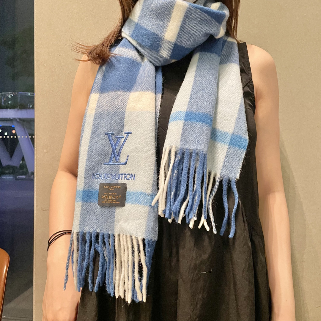 新款上市👏LV👏超级有品百搭的款,🔥绝对质量好到爆的超值❗️最新出口🇬🇧男女羊绒围巾.羊绒提花 手感细腻度非常好❗️关键这类的非常百搭,可以搭配休闲外套也可以搭配商务西服 ️绝对不会不会搭错的款.选料也是很考究的选自阿尔卑斯山羊绒.男女通用 情侣款👫 ️超级推荐 ️38*190规格.羊绒款