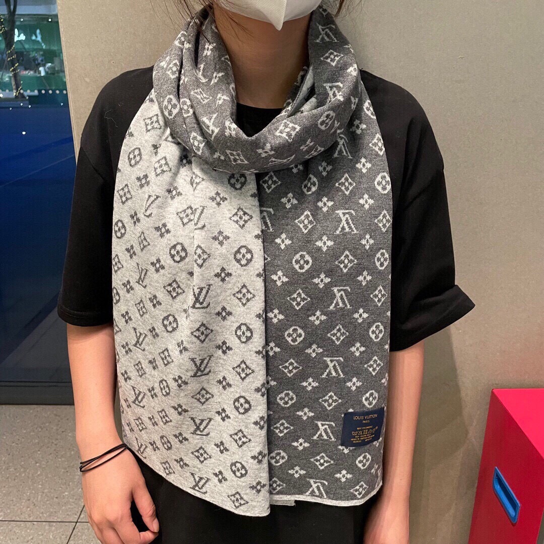 P145 怒推走量新款🎊重磅推荐🎊LV官网最新款💥 针织羊绒材质🔥非常保暖👑 柔软亲肤，不扎脖😍经典素色围巾设计😘男女通用情侣款💑💐尺寸32*180cm🎉男女各自选择自己中意的颜色❤️人人都应该拥有一条LV围巾