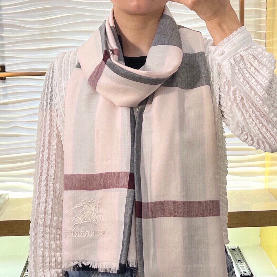 特价85 burberry。真正的宇宙强货!最新出口迪拜!御用经典才是王道!burberry经典格钻石纹出口季!强大的无以形容!无论是山羊绒的原料还是织造的纹理都是宇宙中最顶级的玩意!原料尼泊尔高原山羊绒!6000多海拔的山羊绒可以说是全世界最精细最柔软最保暖最顶级的山羊绒。原料不同成品的钻石纹精细程度不一样。用细节拼杀所有的市场品质。国内burberry唯一代工出品!世界上最好的羊绒。大B家的顶级工艺。皇家御用NO.1。70*200cm 100%尼泊尔高原山羊绒。最经典耐看的