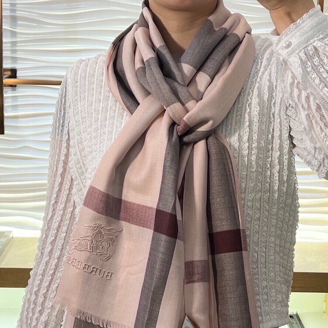 特价85 burberry。真正的宇宙强货!最新出口迪拜!御用经典才是王道!burberry经典格钻石纹出口季!强大的无以形容!无论是山羊绒的原料还是织造的纹理都是宇宙中最顶级的玩意!原料尼泊尔高原山羊绒!6000多海拔的山羊绒可以说是全世界最精细最柔软最保暖最顶级的山羊绒。原料不同成品的钻石纹精细程度不一样。用细节拼杀所有的市场品质。国内burberry唯一代工出品!世界上最好的羊绒。大B家的顶级工艺。皇家御用NO.1。70*200cm 100%尼泊尔高原山羊绒。最经典耐看的