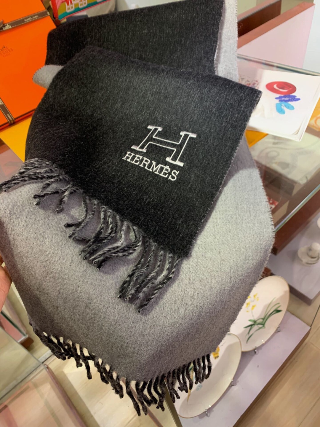 P165 Hermes最新男士双色纯羊绒围巾👍我们的男款围巾且买且珍惜~~男款真的很少,一年也就出几款,都是出口订单所以比较难遇。男人的东西讲究少而精,好看的男款一定要收!这款Hermes男士围巾,款式很有男性魅力,是男款里非常Classical的设计,经典大方‼️面料采用的是双色羊绒工艺,非常厚实,看图都能感受到大绵羊的温暖。细腻柔软度都非常的好,有轻微的水波纹,非常漂亮。上身效果无敌好看‼️大气简约,超级好看的男神配色,任何男生都会喜欢的款吧,小小Logo非常精致的点缀,有质感不张扬~尾单余一丢丢福利大家~‼️羊绒,规格30*200cm❗搭配正装或者搭配休闲装都很合适~对折挂围或者绕圈围都完全可以,绅士有型~有温度的风度‼️两个色