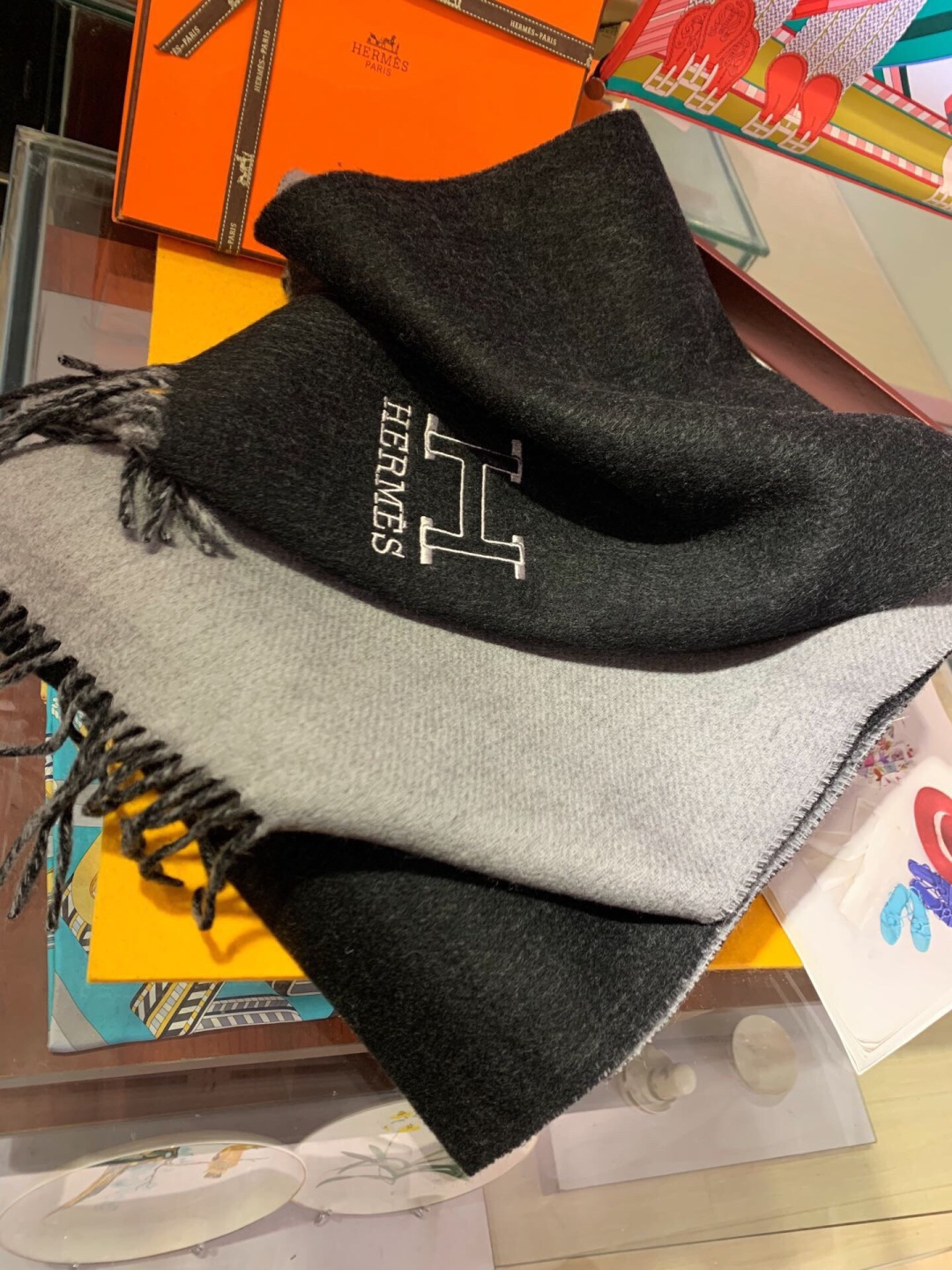 P165 Hermes最新男士双色纯羊绒围巾👍我们的男款围巾且买且珍惜~~男款真的很少,一年也就出几款,都是出口订单所以比较难遇。男人的东西讲究少而精,好看的男款一定要收!这款Hermes男士围巾,款式很有男性魅力,是男款里非常Classical的设计,经典大方‼️面料采用的是双色羊绒工艺,非常厚实,看图都能感受到大绵羊的温暖。细腻柔软度都非常的好,有轻微的水波纹,非常漂亮。上身效果无敌好看‼️大气简约,超级好看的男神配色,任何男生都会喜欢的款吧,小小Logo非常精致的点缀,有质感不张扬~尾单余一丢丢福利大家~‼️羊绒,规格30*200cm❗搭配正装或者搭配休闲装都很合适~对折挂围或者绕圈围都完全可以,绅士有型~有温度的风度‼️两个色