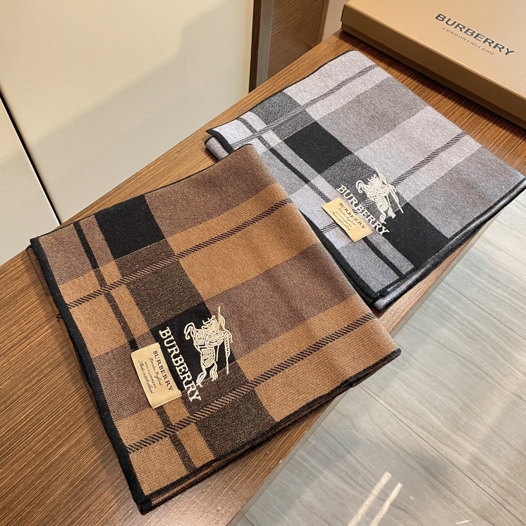 P145 同步专柜,高端羊绒针织围巾!】可正式,可随意,非常Classical的男款设计。这款织法比较难,又很费纱线,工艺难度非常大!!绝对是一条审美不过时的单品!随便围都会好看的羊绒围巾,版型真是一绝!!其实没有多余的设计,怎么围都好看!100%羊绒,规格30*180cm❗搭配正装或者搭配休闲装都很合适~对折挂围或者绕圈围都完全可以,有温度的风度‼️3个色。