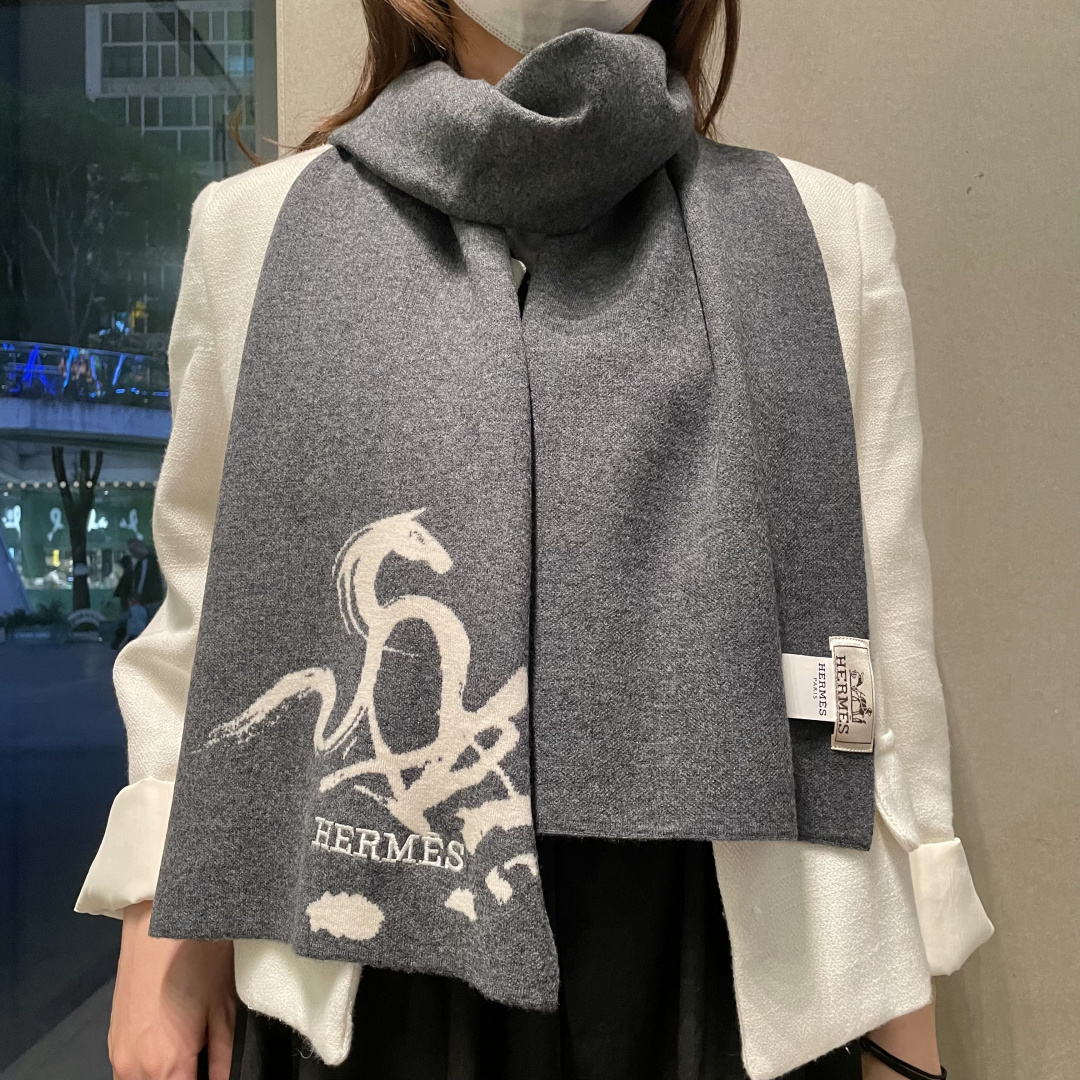 P185 爱马仕百分百纯羊绒长巾👏💙顶级原单正品旷世绝美,顶级高端货👼【绝对值得珍藏👍】专柜限量哦‼️有钱都很难订到💛💙💜顶级进口客供山羊绒针织围巾,整条围巾全部手工订制针织,品质上乘✨送人自用绝对高大上♨️独家实物拍摄!所见所得,超正‼️顶级好货不等人,特殊渠道货卖一个少一个‼️绝对的顶级好货,任何一个细节都是专柜的节奏‼️32×190顶级进口客供山羊绒💟重磅推荐💟