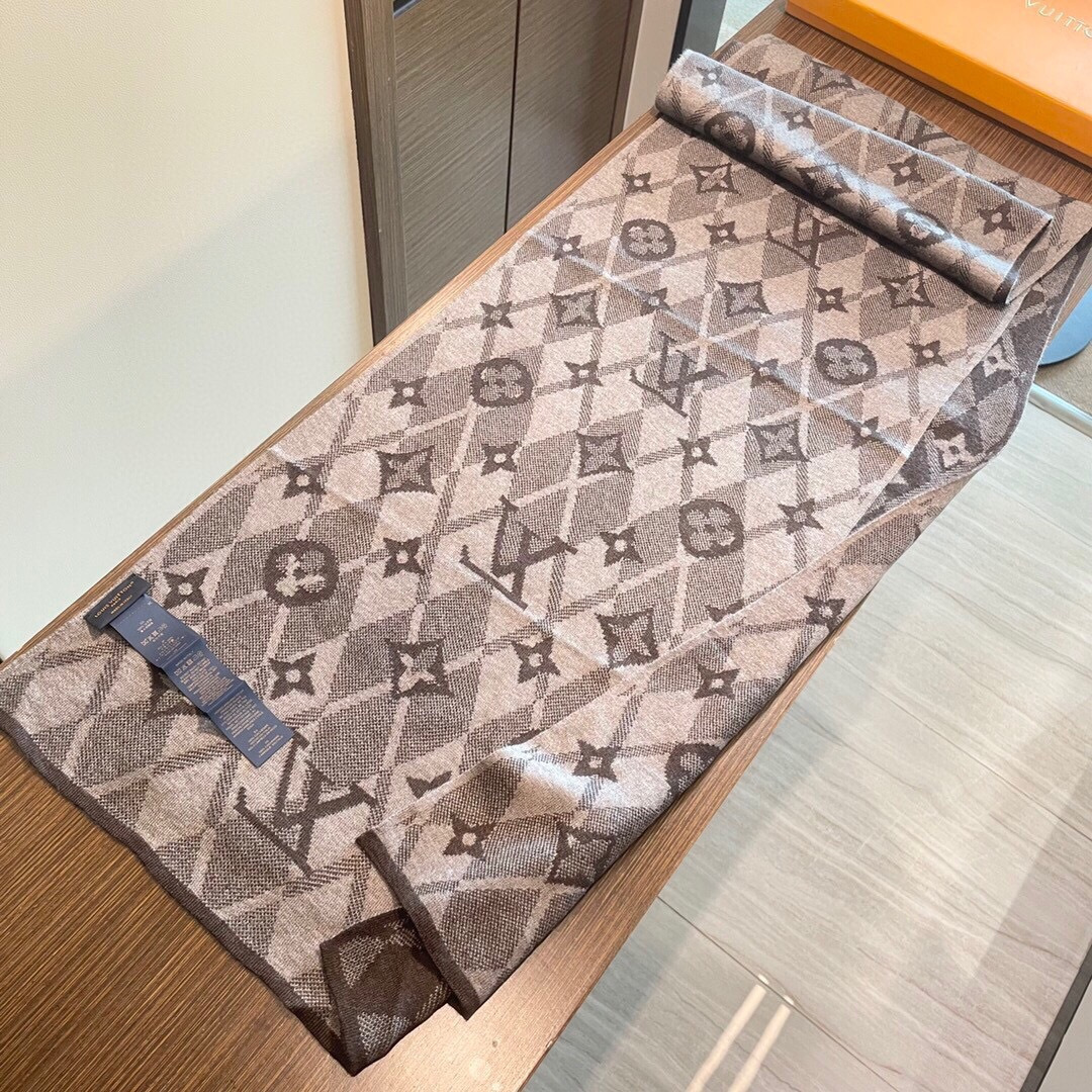 P145 超级大爆款专柜同步 经典设计完美，若隐若现的lv标志，强烈推荐手慢无‼️千万别去专柜买‼️代购就要3800+😜绝对一模一样‼️价格真心好，【新色 质地非常亲肤柔软 ，如👶般的皮肤】这个size不大不小特别好搭配，品质超级好‼️拿到手就会懂的高端品质，高端细节所见即所得😘重磅巨献‼️VIP客户必入推荐‼️32x200客供羊绒大长巾👑