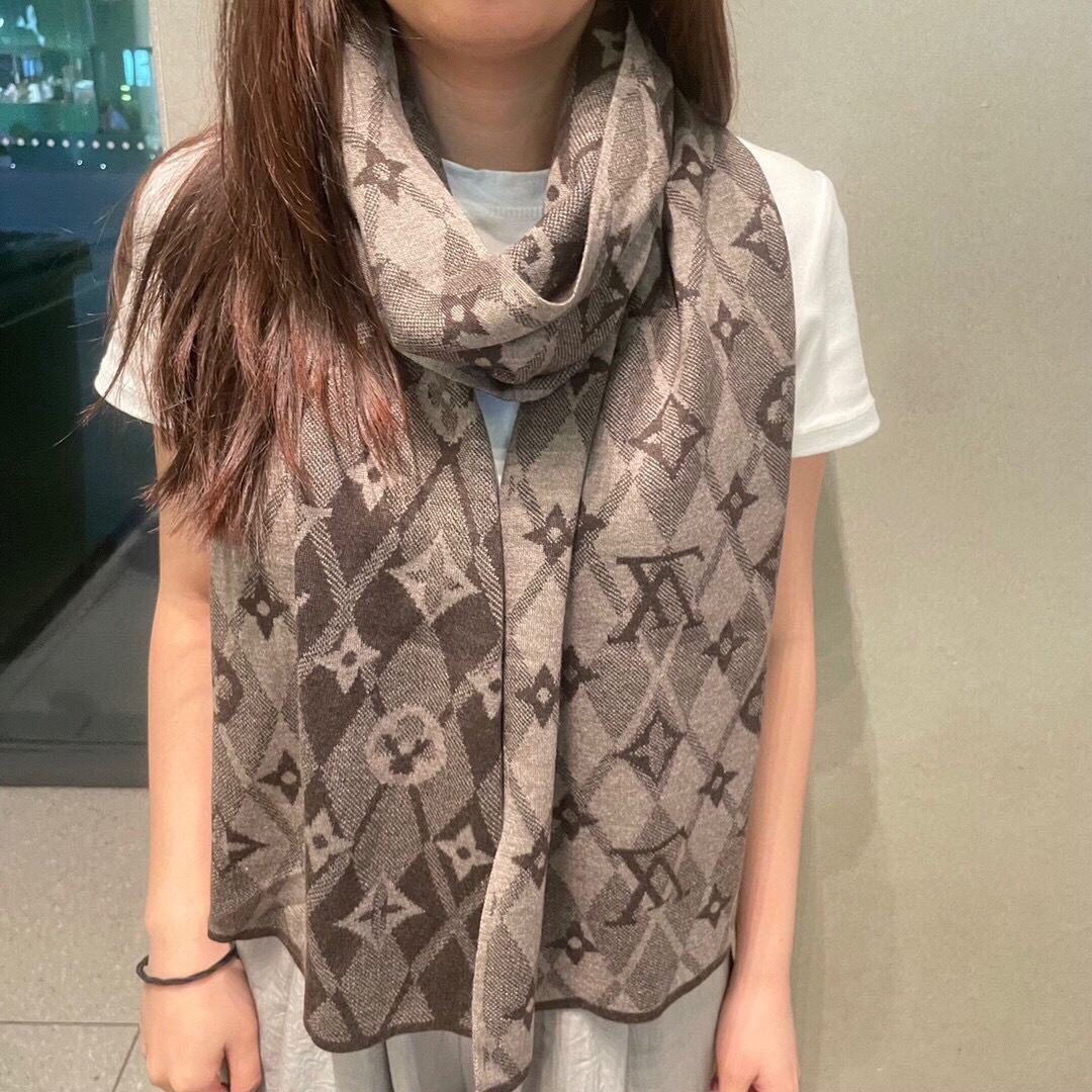 P145 超级大爆款专柜同步 经典设计完美，若隐若现的lv标志，强烈推荐手慢无‼️千万别去专柜买‼️代购就要3800+😜绝对一模一样‼️价格真心好，【新色 质地非常亲肤柔软 ，如👶般的皮肤】这个size不大不小特别好搭配，品质超级好‼️拿到手就会懂的高端品质，高端细节所见即所得😘重磅巨献‼️VIP客户必入推荐‼️32x200客供羊绒大长巾👑