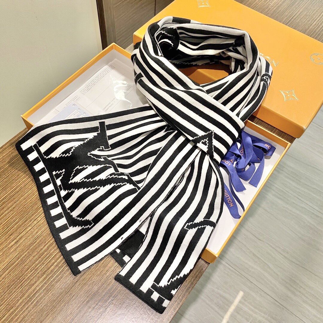 P135 LV【男女围巾】怒赞自留,难得的高端货!家属福利!非常正的围巾~面料大爱,非常柔软细腻舒服,大气简约,超级好看的男神配色,任何男生都会喜欢的款吧,小小Logo非常精致的点缀,有质感不张扬~大货几个月前已装船发走~尾单余一丢丢福利大家~经典男士的30cm宽羊绒围巾!男女通用款式,规格30*180,搭配正装或者搭配休闲装都很合适~对折挂围或者绕圈围都完全可以,绅士有型~有温度的风度!