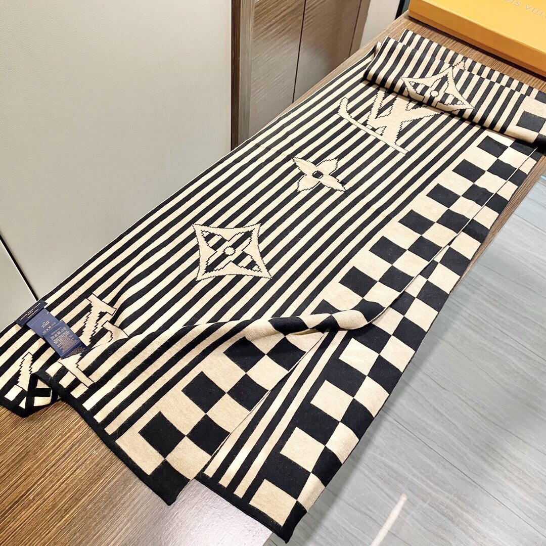 P135 LV【男女围巾】怒赞自留,难得的高端货!家属福利!非常正的围巾~面料大爱,非常柔软细腻舒服,大气简约,超级好看的男神配色,任何男生都会喜欢的款吧,小小Logo非常精致的点缀,有质感不张扬~大货几个月前已装船发走~尾单余一丢丢福利大家~经典男士的30cm宽羊绒围巾!男女通用款式,规格30*180,搭配正装或者搭配休闲装都很合适~对折挂围或者绕圈围都完全可以,绅士有型~有温度的风度!