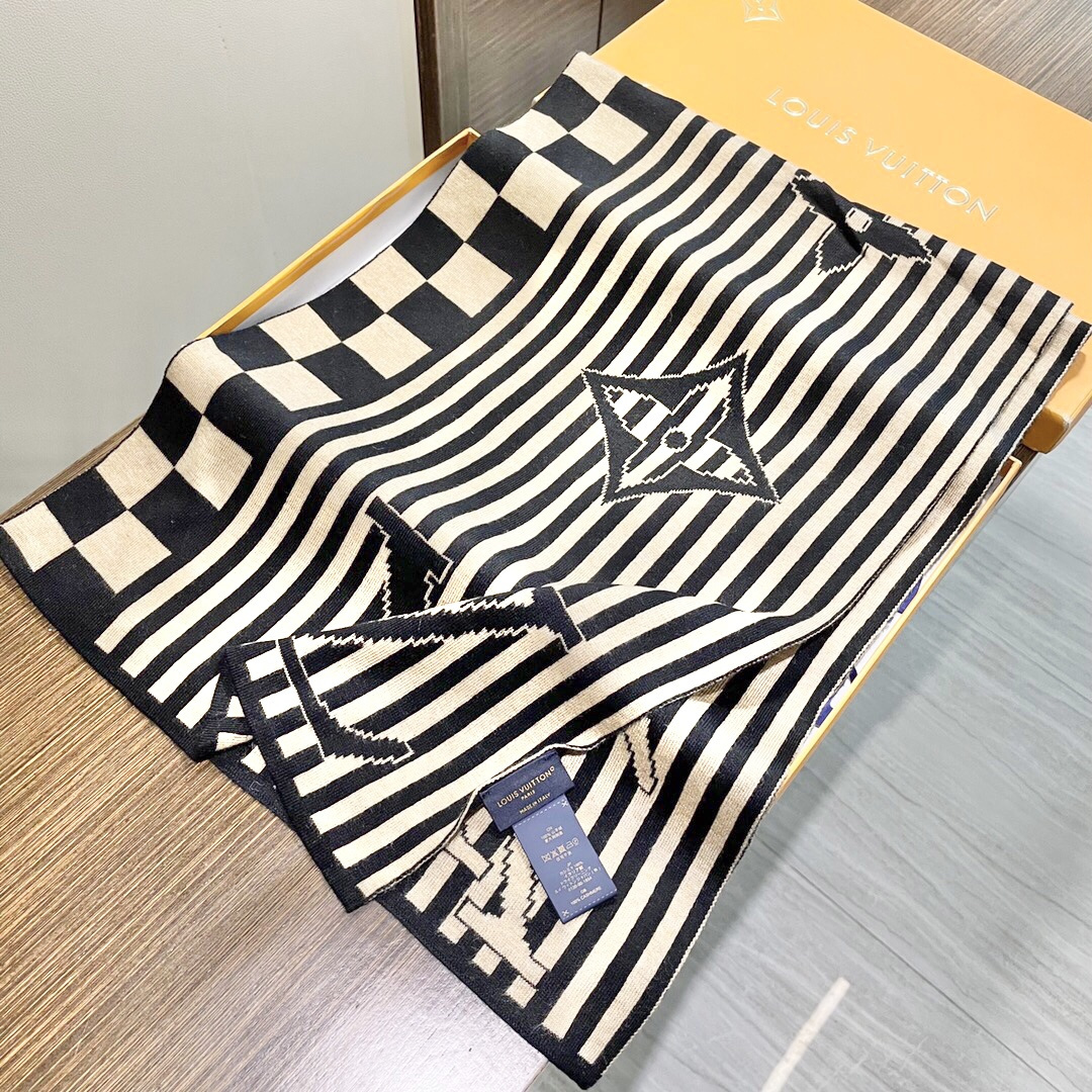 P135 LV【男女围巾】怒赞自留,难得的高端货!家属福利!非常正的围巾~面料大爱,非常柔软细腻舒服,大气简约,超级好看的男神配色,任何男生都会喜欢的款吧,小小Logo非常精致的点缀,有质感不张扬~大货几个月前已装船发走~尾单余一丢丢福利大家~经典男士的30cm宽羊绒围巾!男女通用款式,规格30*180,搭配正装或者搭配休闲装都很合适~对折挂围或者绕圈围都完全可以,绅士有型~有温度的风度!