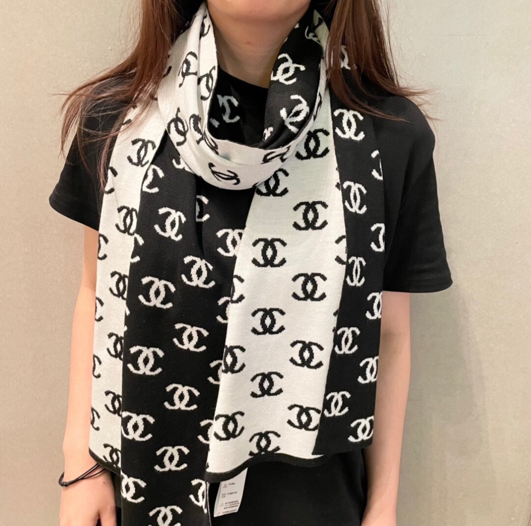 P145专柜最新款💨迪奥火爆来袭💥🎊顶级色织工艺🔥此工艺只有大牌纯正代工厂才有的工艺‼️100%顶级针织加羊绒👐围巾♨️高尖端产物⚠️🔥时尚大牌颜色超正💟👍超级柔软保暖亲肤,简单的素色非常大气‼️..💎💟真的是臻品罕见.32*180cm尺寸长巾💟绝对是手慢无的高端精品‼️戴着它可以放心的去各大专柜遛弯哦,