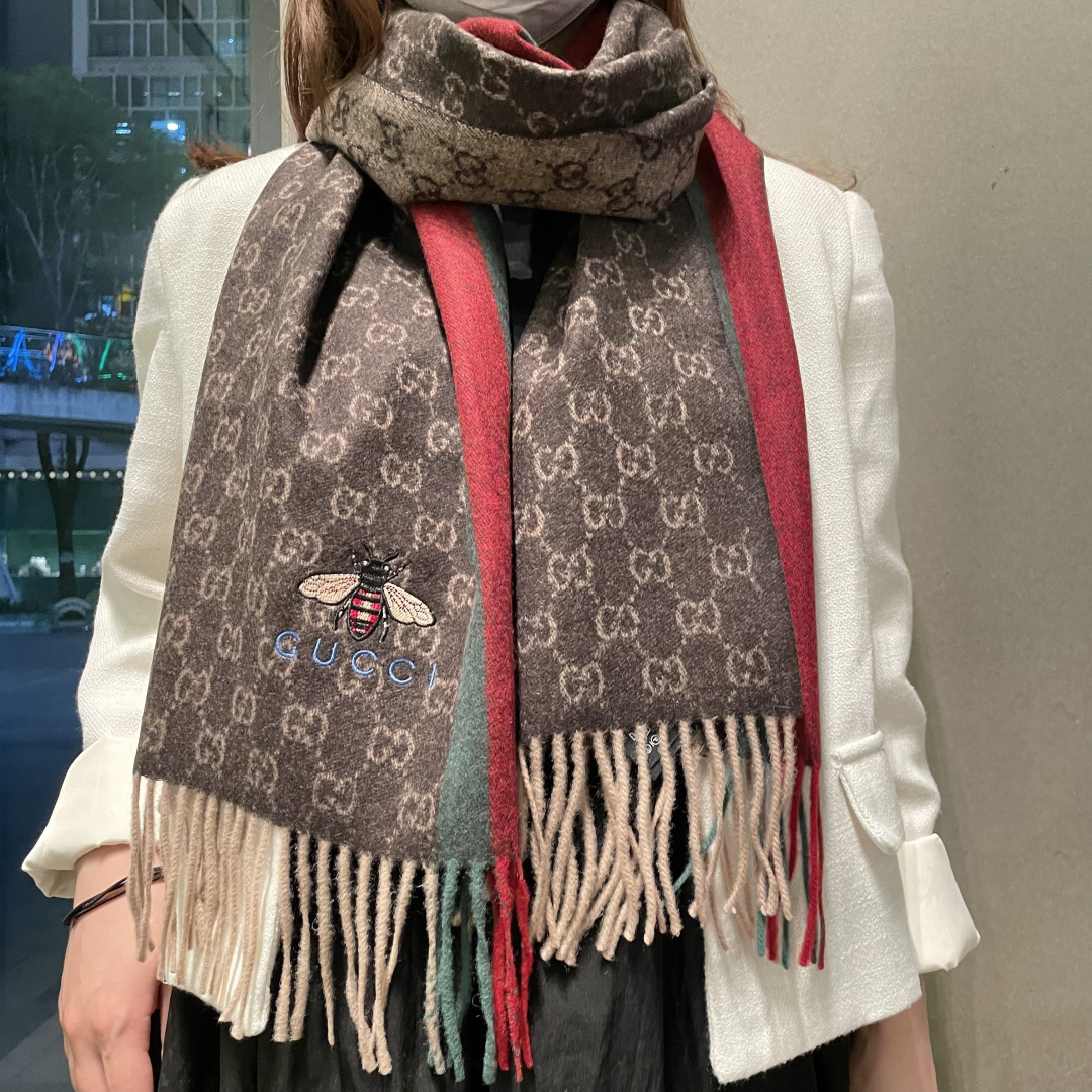Gucci最新情侣款🐝精选高原山羊绒💪🏻打造今年秋冬最美的💁 拼色的条纹设计💋搭配时下最流行的小蜜蜂元素😘时尚百搭🍭围巾整体沉稳大气🎀可以当作情侣款实用哦😉无论男女都非常合适💍100%顶级羊绒材质💃🏻手感极其细腻柔滑❤️亲肤不扎脖💪🏻规格 :35×200含流须