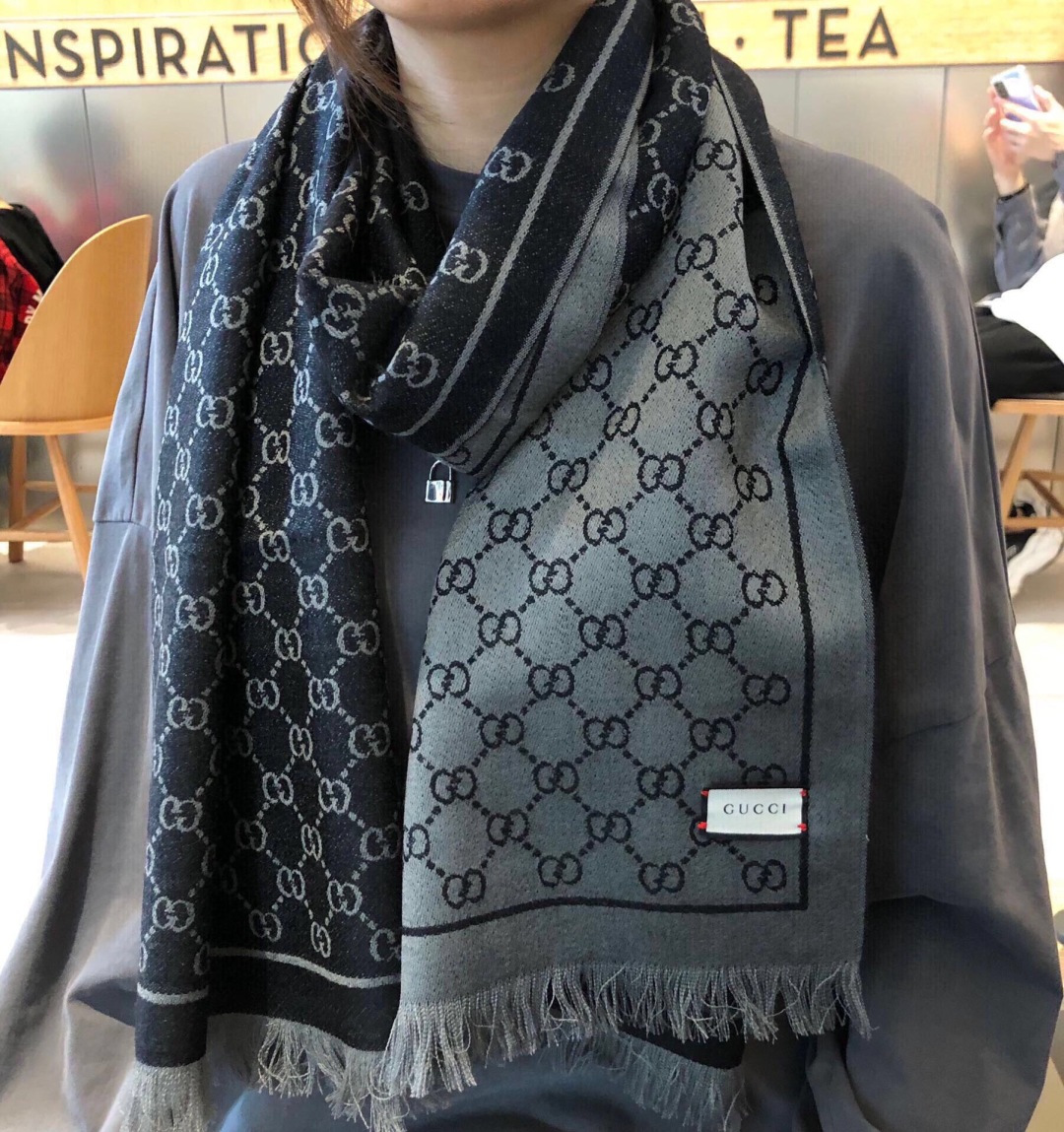 P165 爆款重现 上新💓😘古奇专柜最新款‼️超级超级美的羊绒长巾‼️🔥真心美的让人心动 男女上身效果简直美翻了 品质非常完美👍‼️ 整个围巾给人大牌气场的同时又非常精致,上‼️🌟轻薄的感觉非常舒适.夏秋旅游必备,冬天佩戴更美.手慢无🌟尺寸45x190顶级羊绒长巾