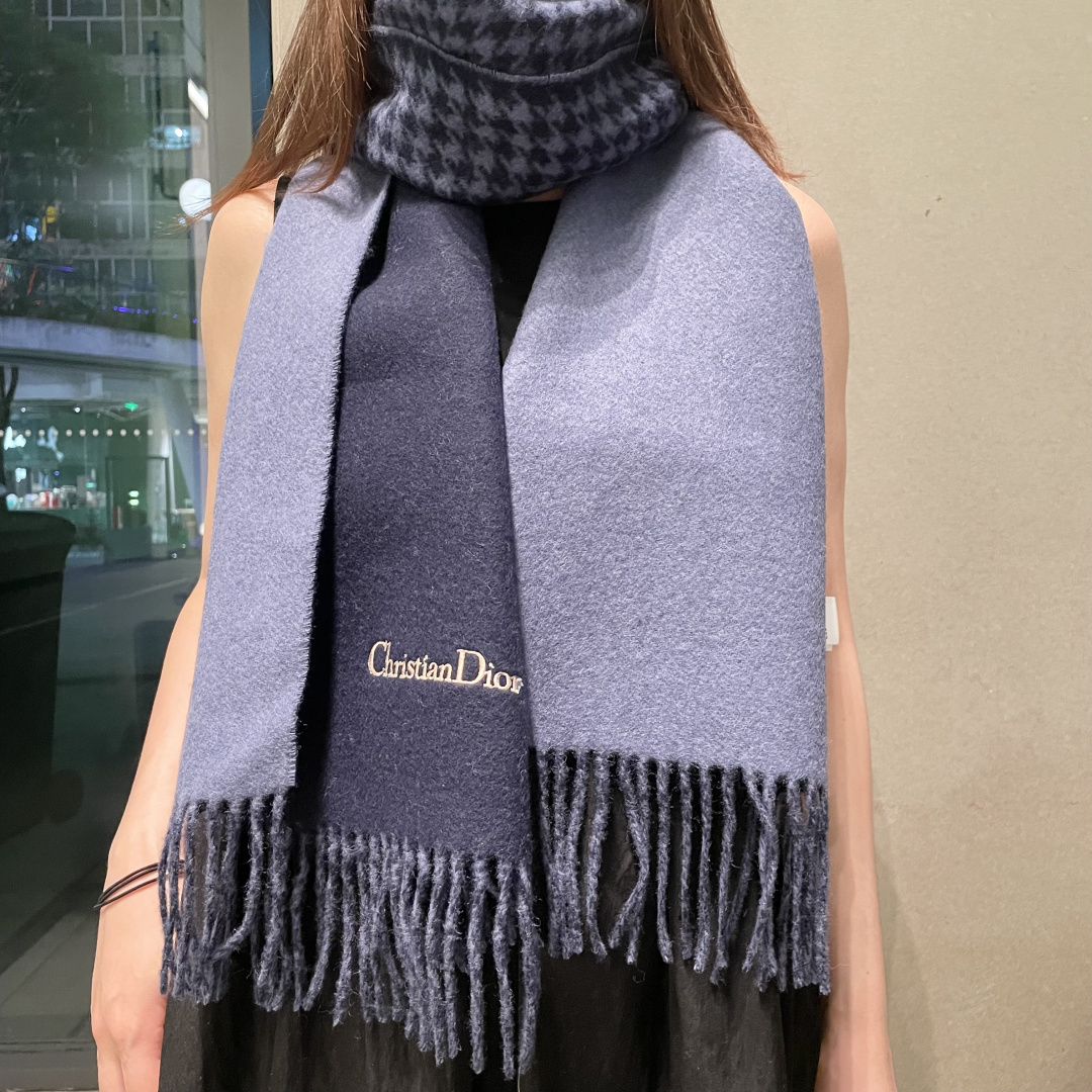 vip推荐👍Gucci2025专柜最新款 ️🔥爆款哦 😘💍实物真心美 🎀千鸟格双面围巾💓💃🏻无论设计都是非常到位☀️细节都可见🌟整个围巾给人大牌气场的同时又非常精致高端💟VIP推荐⚡️绝对值得入手的新款💟32*200cm 顶级羊绒长巾.