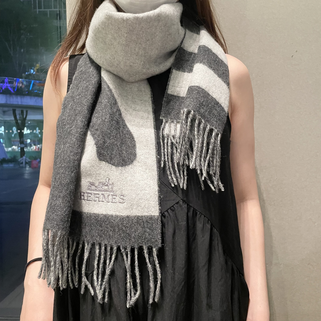 P145 上新 爱马仕男 女款围巾且买且珍惜😍~都是出口订单所以比较难遇❤️东西讲究少而精😍好看的一定要收😎这款H家女士围巾，款式很有女性魅力😎是男女款里非常Classical的设计，经典大方‼️面料采用的是客供的羊绒💕细腻柔软度都非常的好，非常漂亮。上身效果无敌好看‼️大气简约，超级好看的配色，任何男生女生都会喜欢的款吧💕小小Logo非常精致的点缀❗️有质感不张扬~~搭配正装或者搭配休闲装都很合适~对折挂围或者绕圈围都完全可以，绅士有型~有温度的风度。材质：羊绒，尺寸：32x180