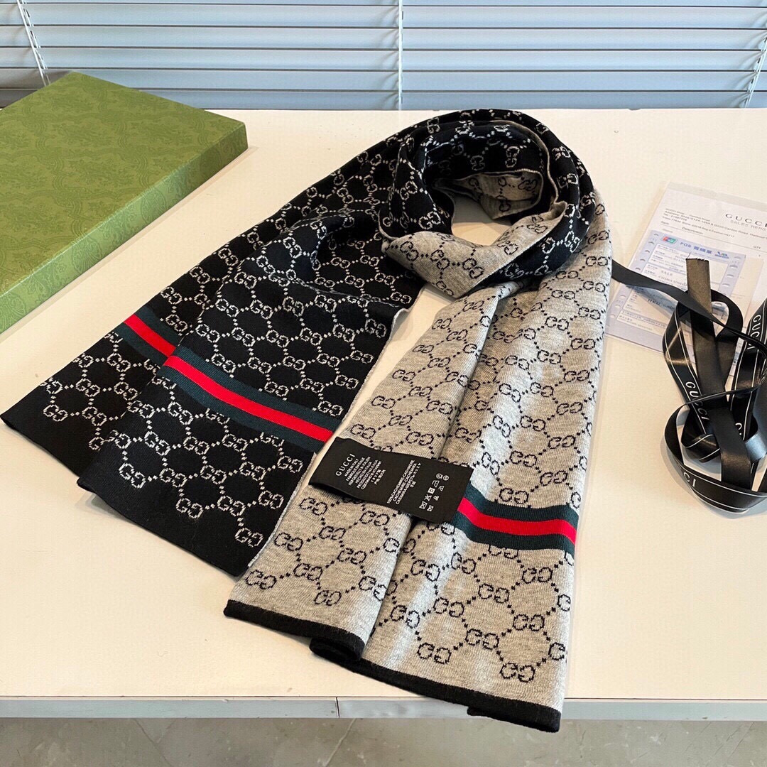 P145 GG专柜最新款💨古奇火爆来袭💥🎊顶级色织工艺🔥此工艺只有大牌纯正代工厂才有的工艺‼️100%顶级针织加羊绒👐围巾♨️高尖端产物⚠️🔥时尚大牌颜色超正💟👍超级柔软保暖亲肤，简单的素色非常大气‼️..💎💟真的是臻品罕见.32*180cm尺寸长巾💟绝对是手慢无的高端精品‼️戴着它可以放心的去各大专柜遛弯哦
