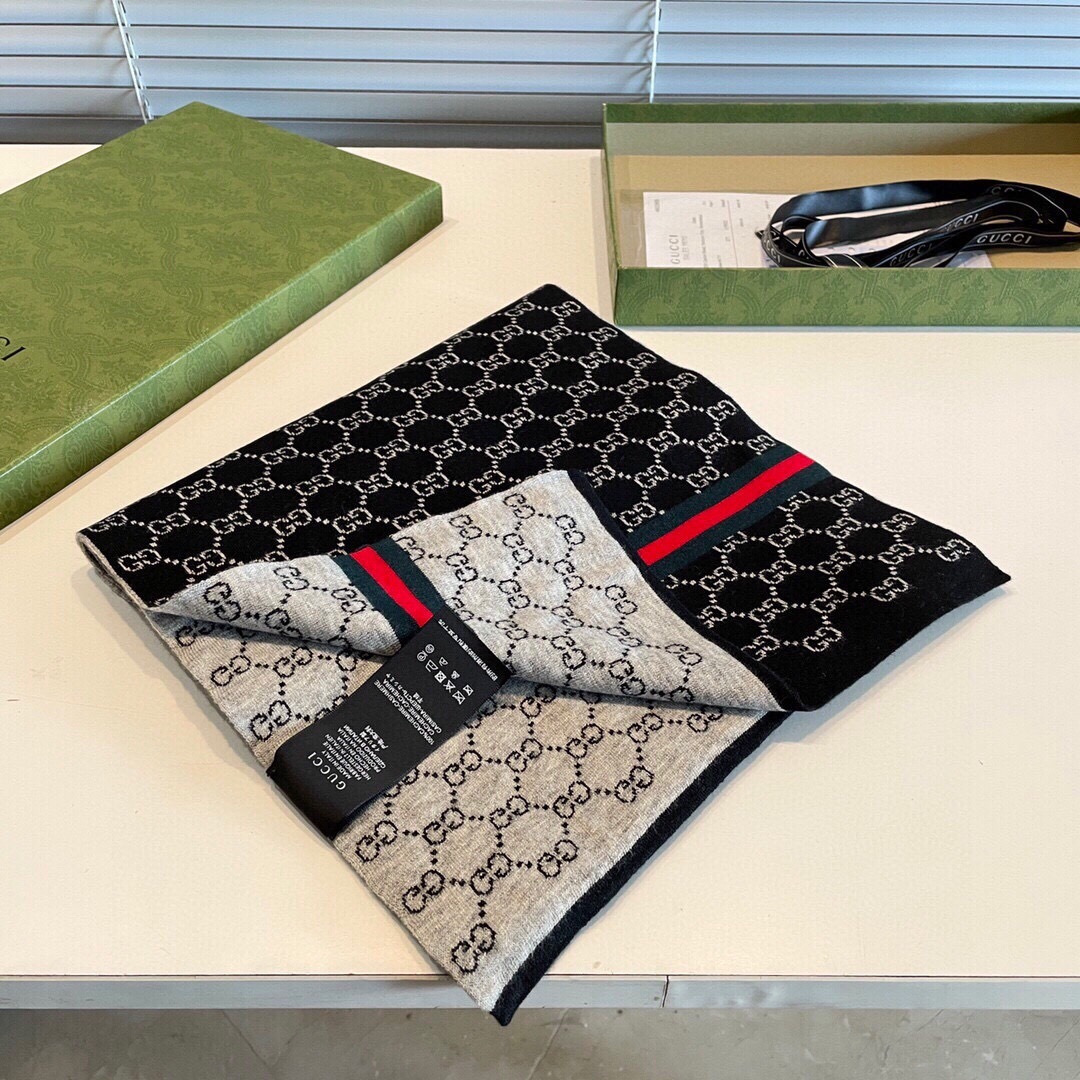 P145 GG专柜最新款💨古奇火爆来袭💥🎊顶级色织工艺🔥此工艺只有大牌纯正代工厂才有的工艺‼️100%顶级针织加羊绒👐围巾♨️高尖端产物⚠️🔥时尚大牌颜色超正💟👍超级柔软保暖亲肤，简单的素色非常大气‼️..💎💟真的是臻品罕见.32*180cm尺寸长巾💟绝对是手慢无的高端精品‼️戴着它可以放心的去各大专柜遛弯哦