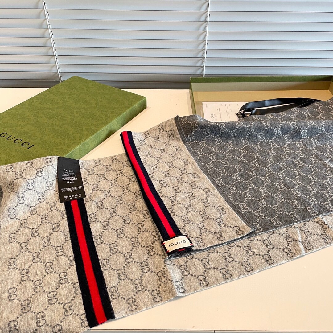 P145 GG专柜最新款💨古奇火爆来袭💥🎊顶级色织工艺🔥此工艺只有大牌纯正代工厂才有的工艺‼️100%顶级针织加羊绒👐围巾♨️高尖端产物⚠️🔥时尚大牌颜色超正💟👍超级柔软保暖亲肤，简单的素色非常大气‼️..💎💟真的是臻品罕见.32*180cm尺寸长巾💟绝对是手慢无的高端精品‼️戴着它可以放心的去各大专柜遛弯哦